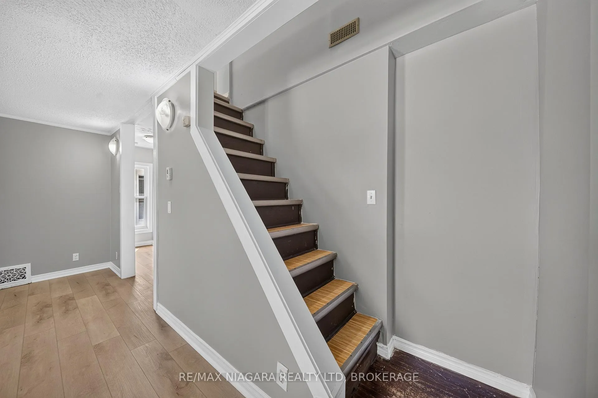 Photo 21 of 4454 Huron Street, Niagara Falls, Downtown — HOMEH