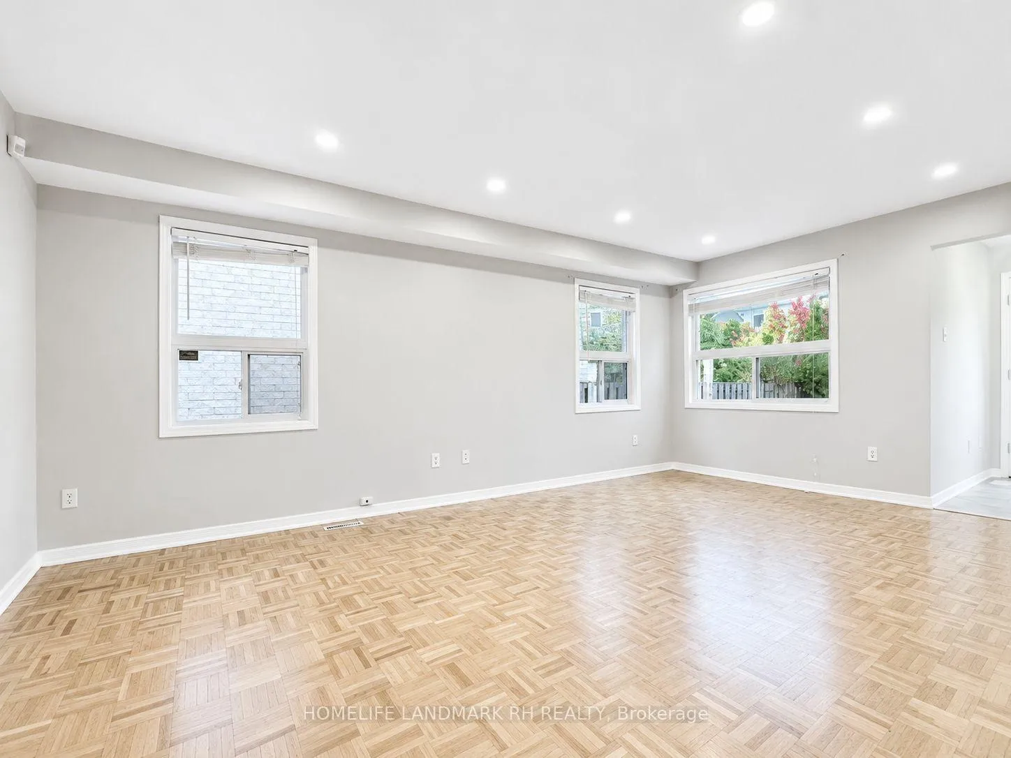 Photo 2 of 11 Cottinghill Way, Aurora, Bayview Northeast — HOMEH