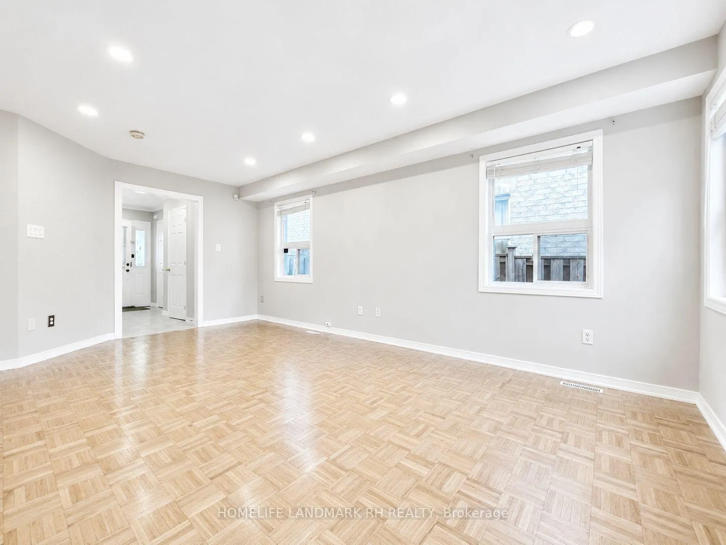 Photo 3 of 11 Cottinghill Way, Aurora, Bayview Northeast — HOMEH