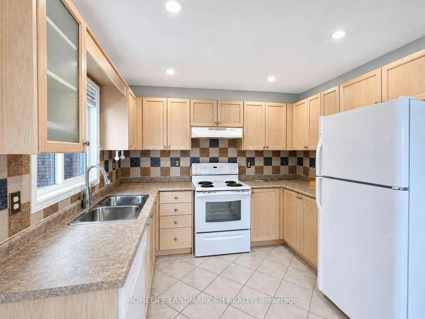Photo 4 of 11 Cottinghill Way, Aurora, Bayview Northeast — HOMEH