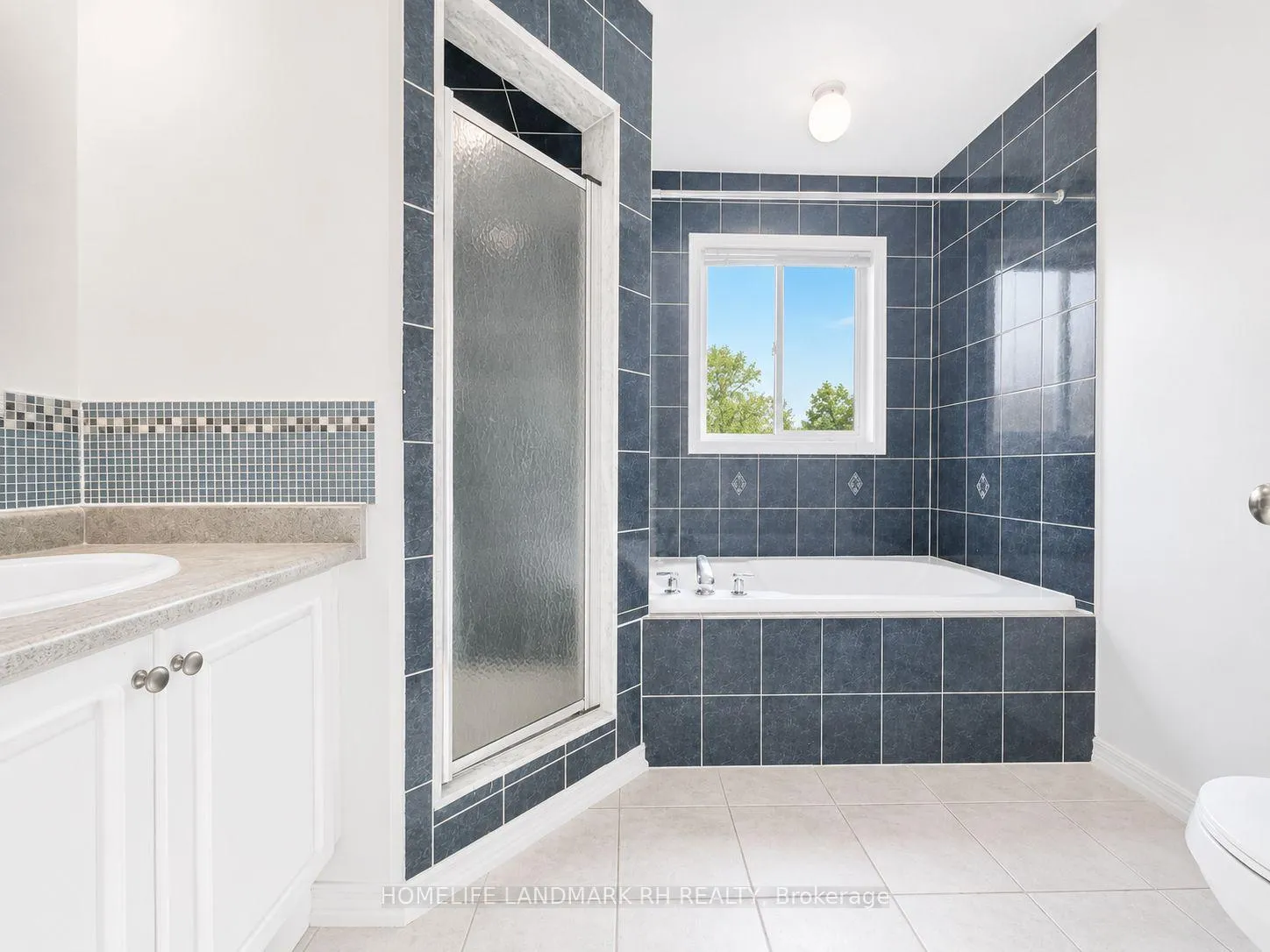 Photo 9 of 11 Cottinghill Way, Aurora, Bayview Northeast — HOMEH