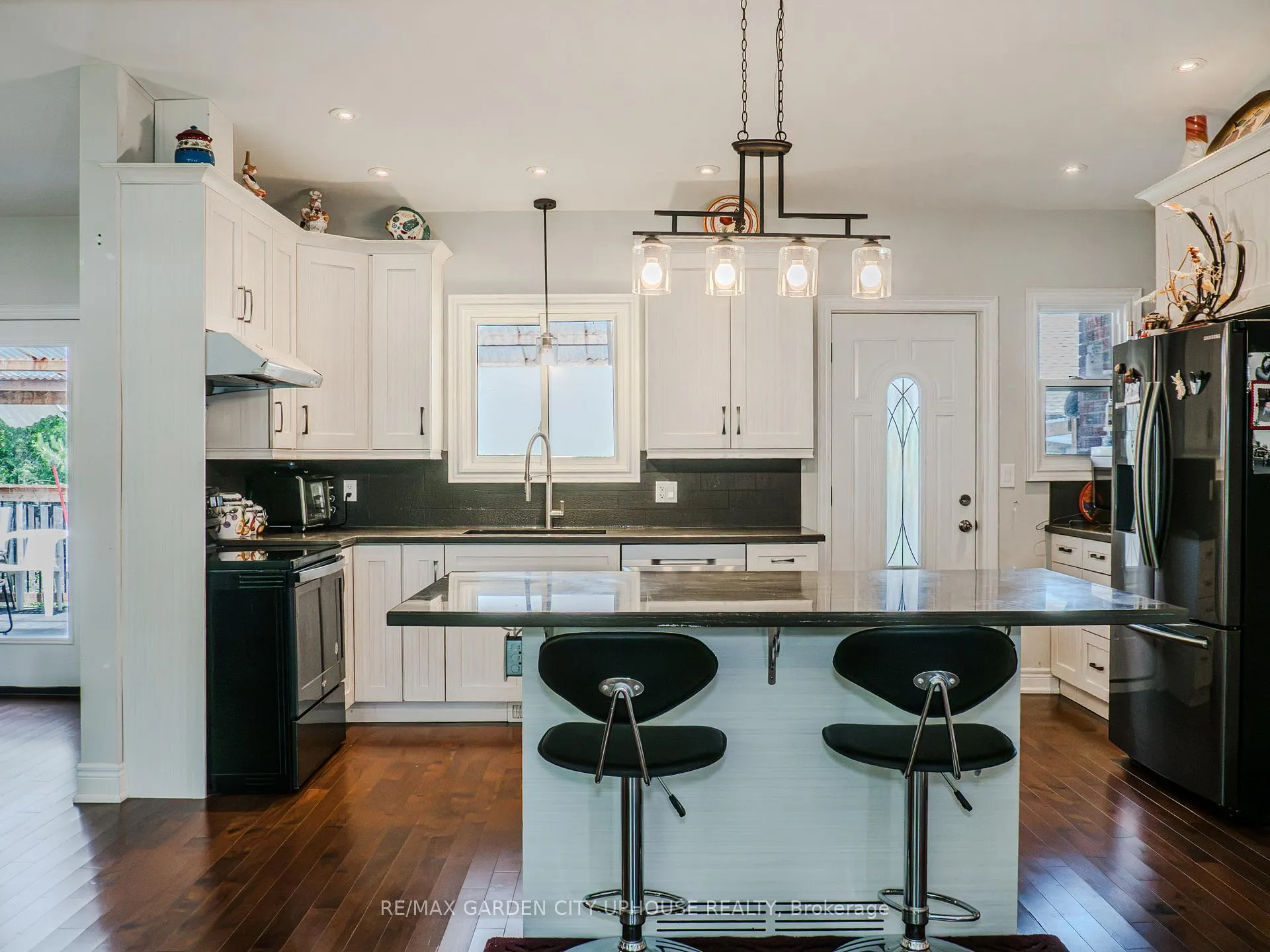 Photo 5 of 33 Parnell Road, St. Catharines, Vine/Linwell — HOMEH