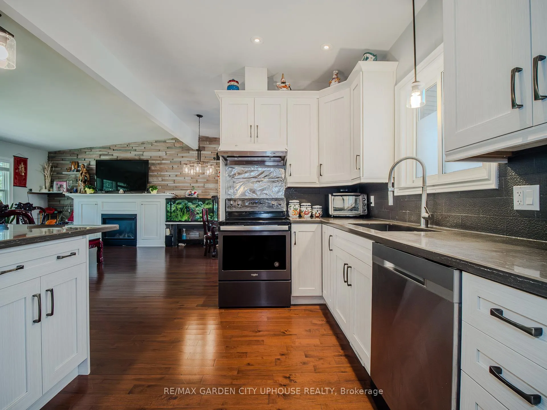 Photo 4 of 33 Parnell Road, St. Catharines, Vine/Linwell — HOMEH