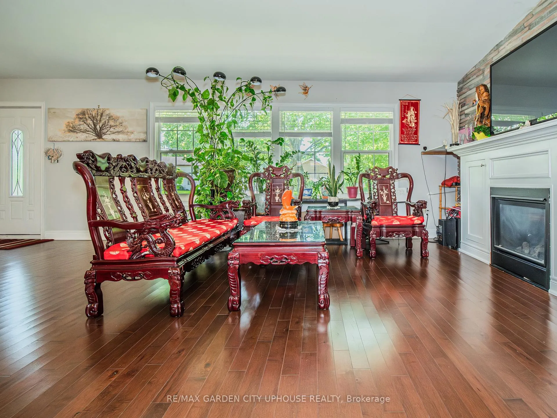 Photo 2 of 33 Parnell Road, St. Catharines, Vine/Linwell — HOMEH