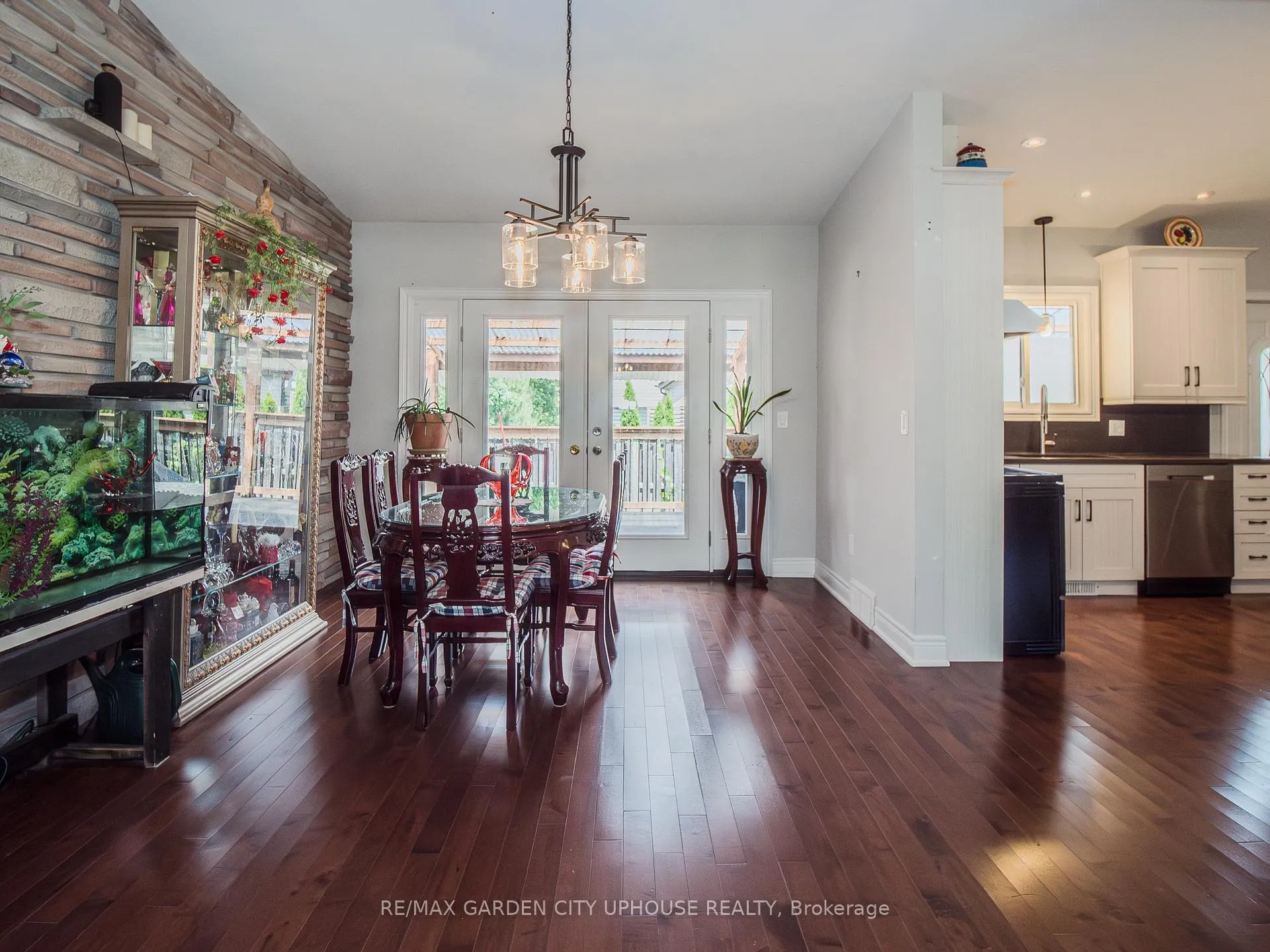 Photo 3 of 33 Parnell Road, St. Catharines, Vine/Linwell — HOMEH