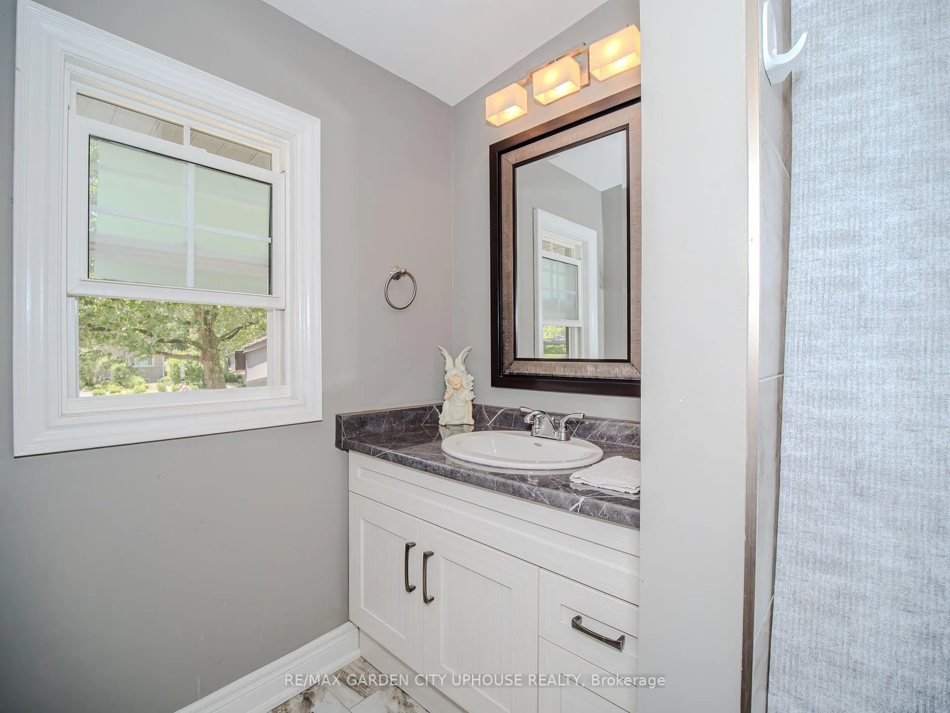 Photo 11 of 33 Parnell Road, St. Catharines, Vine/Linwell — HOMEH