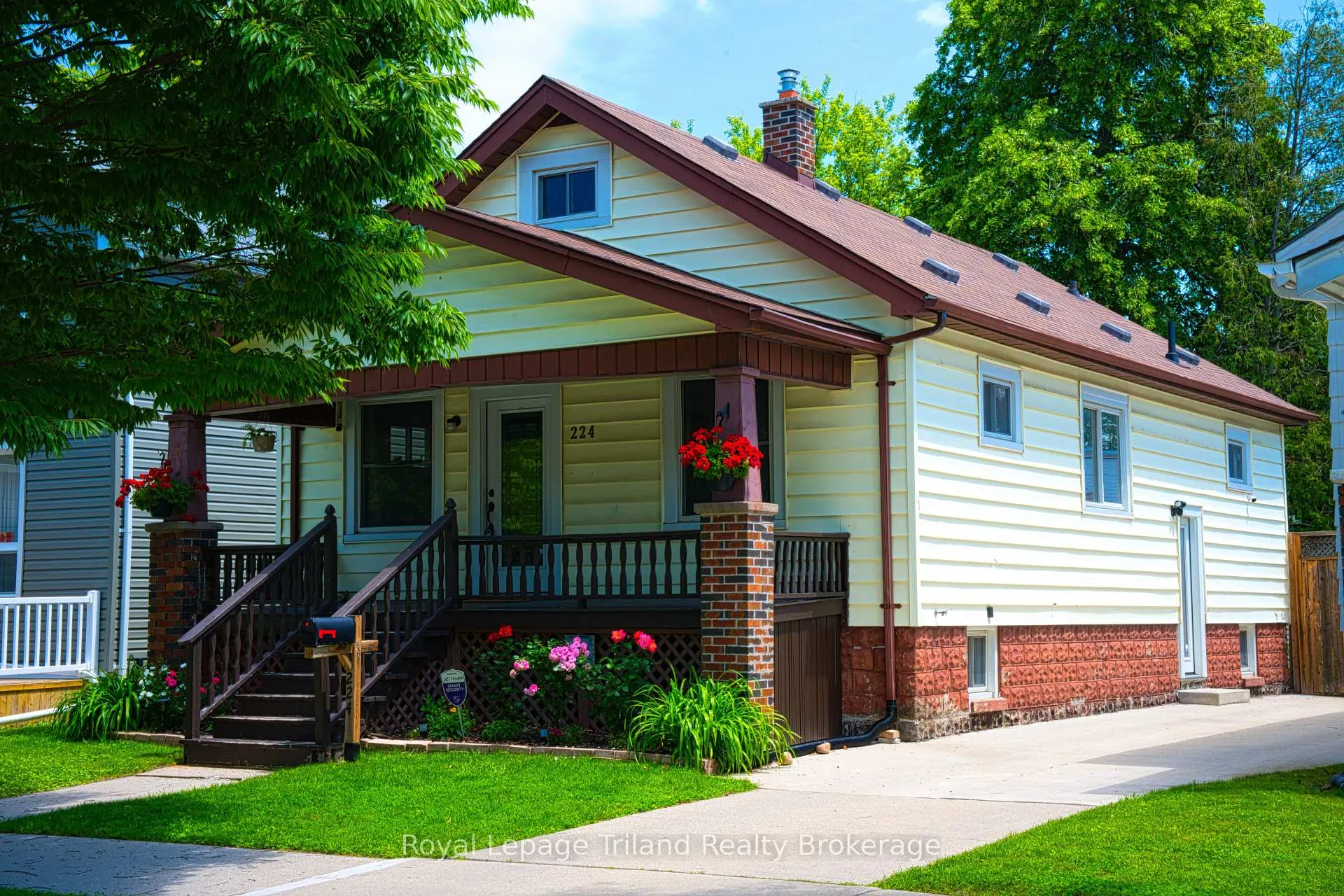 Photo 2 of 224 Harkness Street, Sarnia — HOMEH