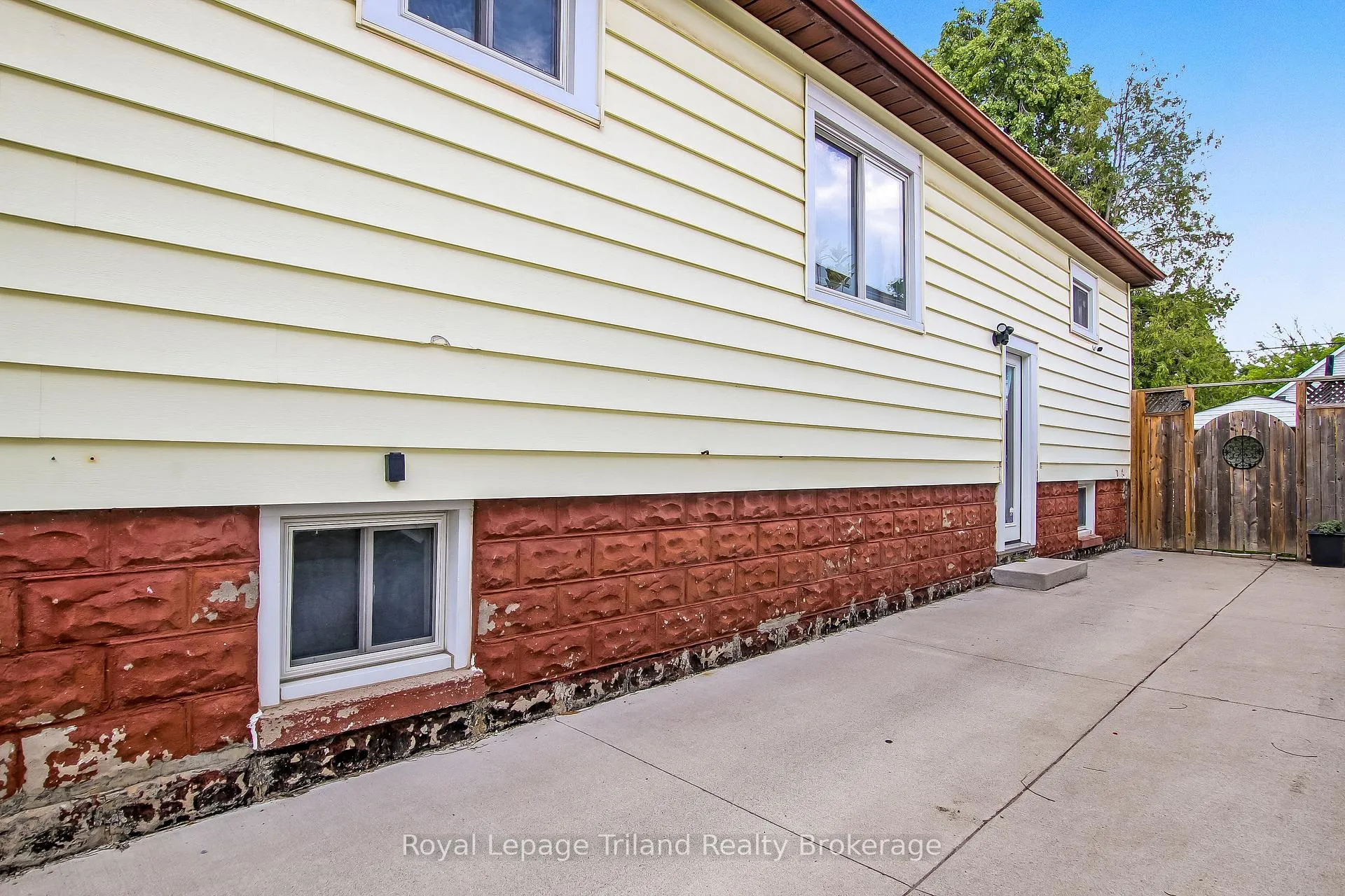 Photo 4 of 224 Harkness Street, Sarnia — HOMEH