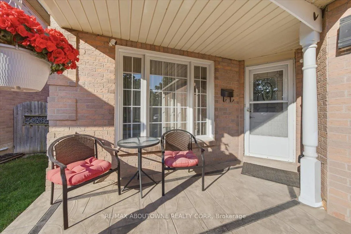 Photo 5 of 45 Willcocks Crescent, Ajax, Central — HOMEH