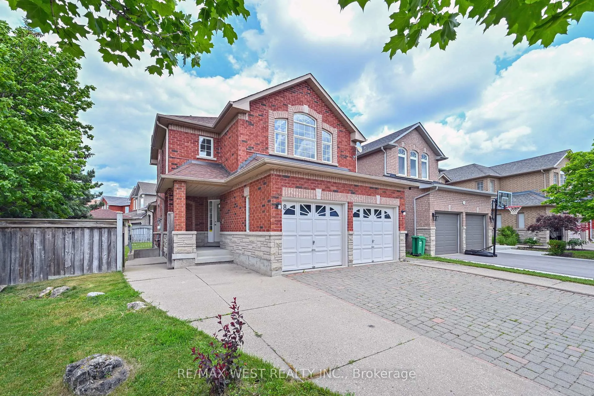 Photo 2 of 8 Terrastone Court, Caledon, Bolton West — HOMEH