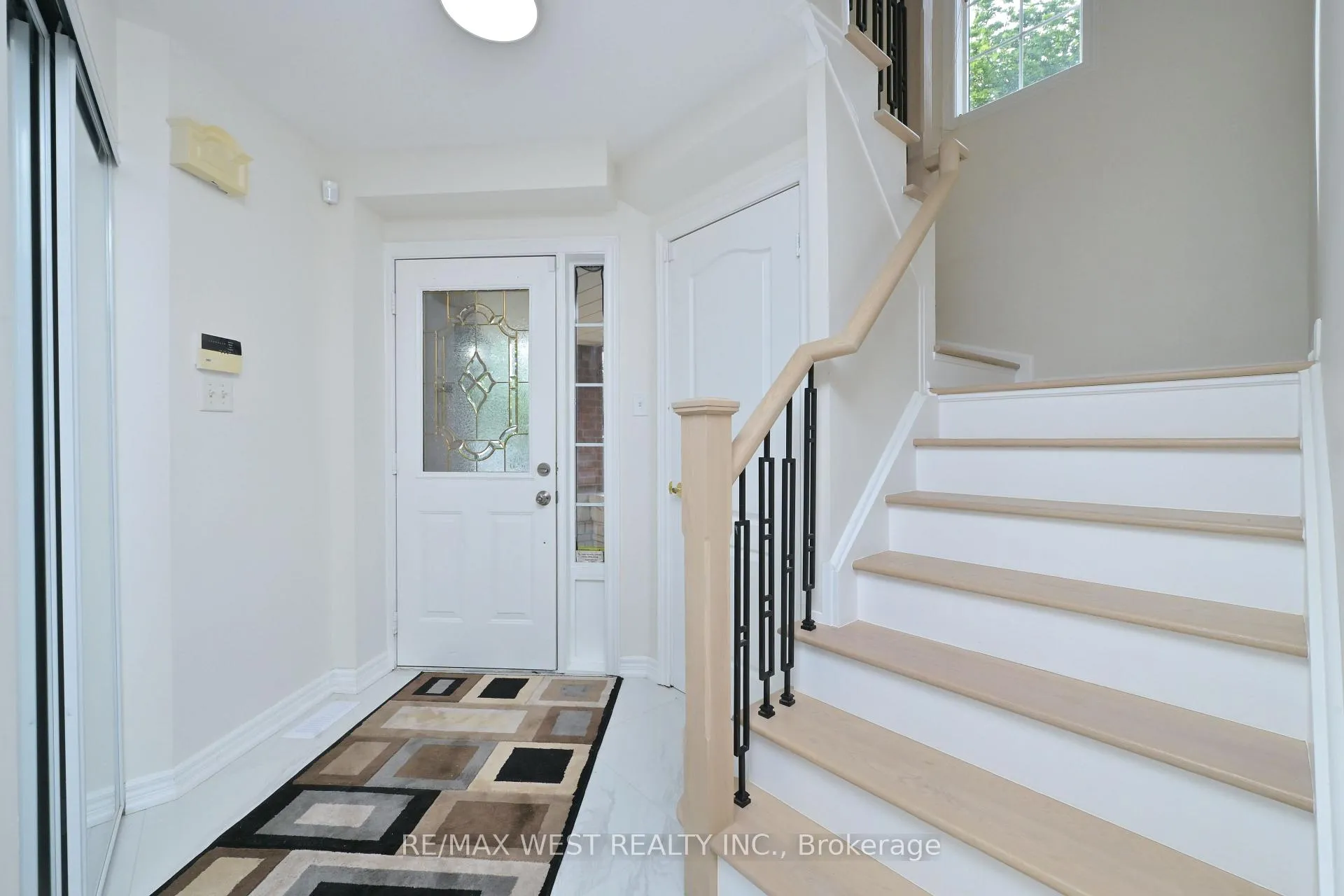 Photo 7 of 8 Terrastone Court, Caledon, Bolton West — HOMEH