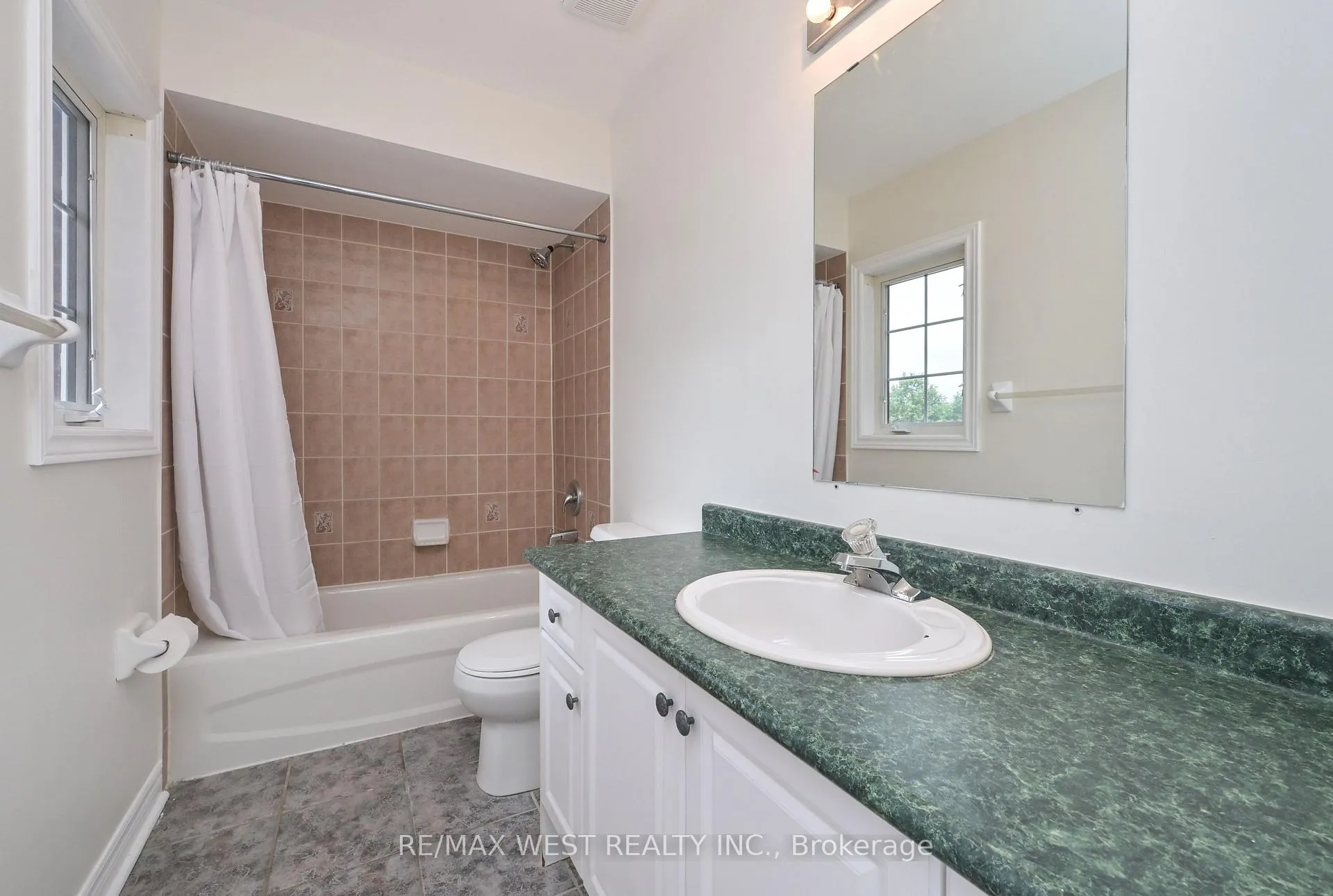 Photo 24 of 8 Terrastone Court, Caledon, Bolton West — HOMEH