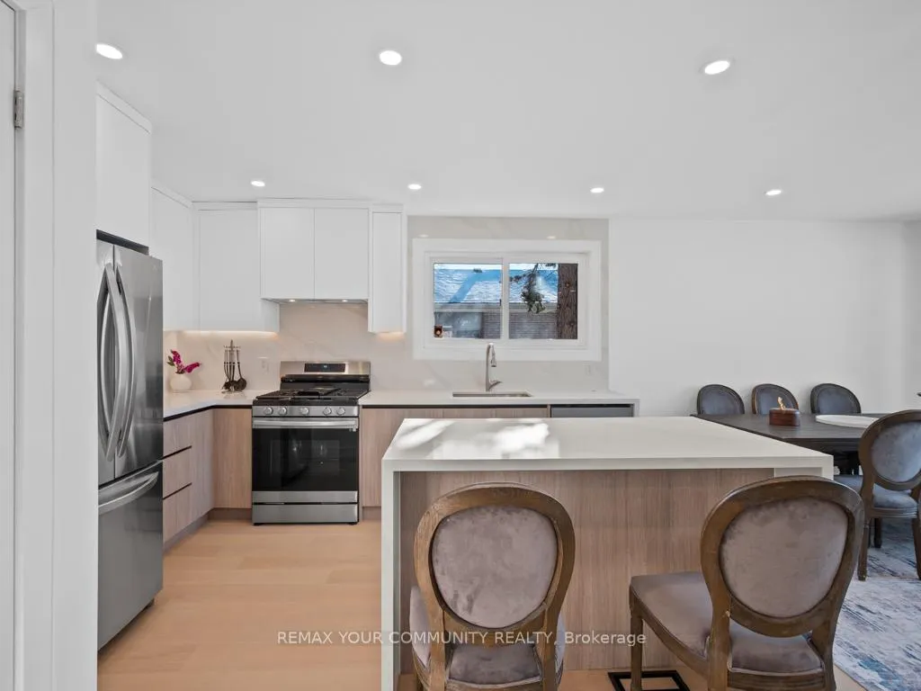 Photo 11 of Unit Main, 11 Webster Drive, Aurora, Aurora Highlands — HOMEH