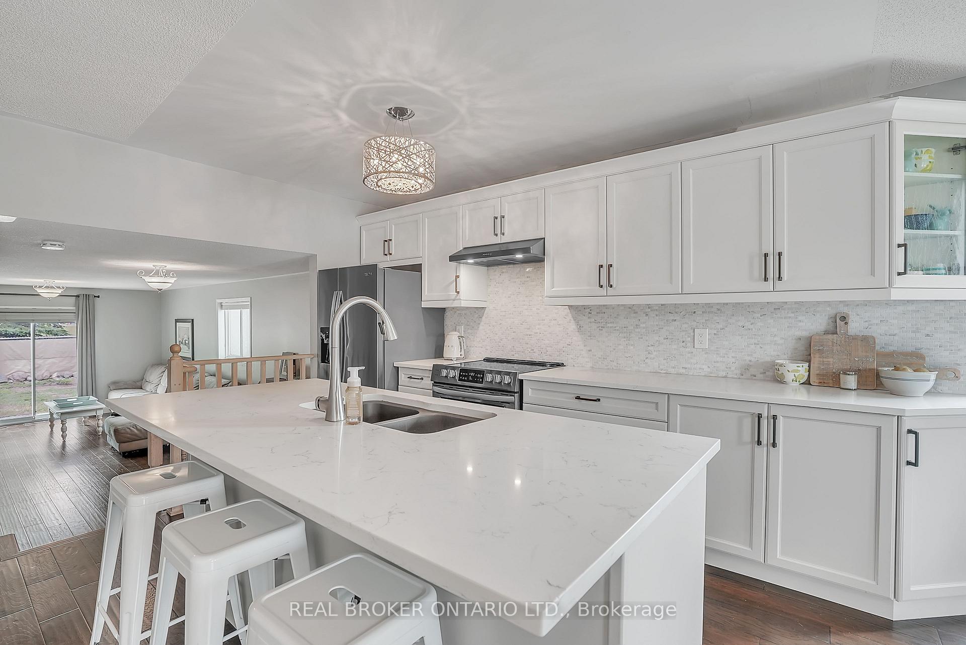 Photo 6 of 16 Victorway Drive, Barrie, Holly — HOMEH