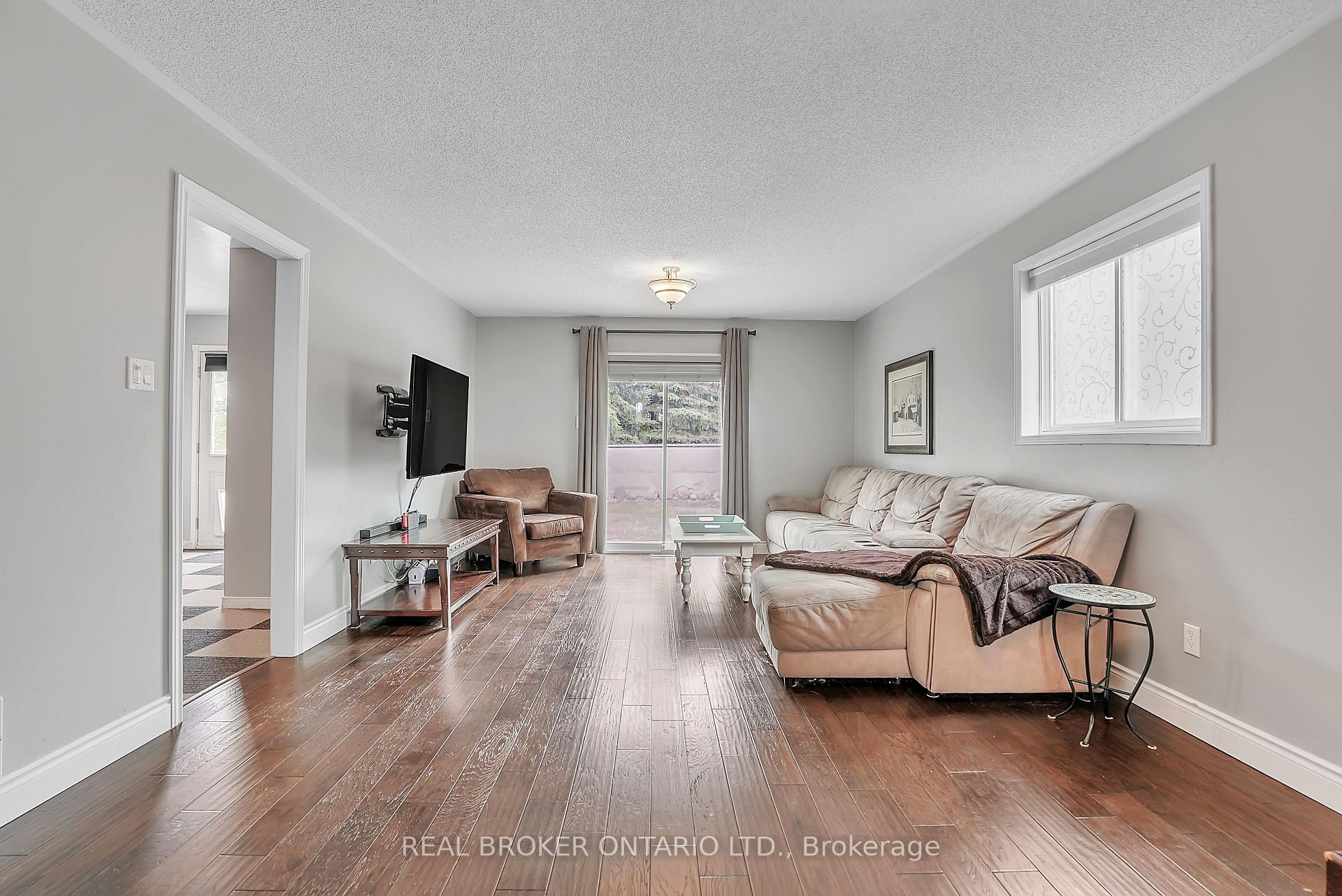 Photo 14 of 16 Victorway Drive, Barrie, Holly — HOMEH