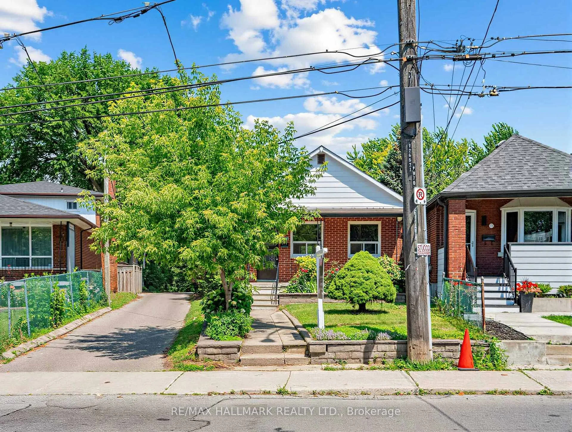 Photo 3 of 970 Cosburn Avenue, Toronto, Woodbine-Lumsden — HOMEH