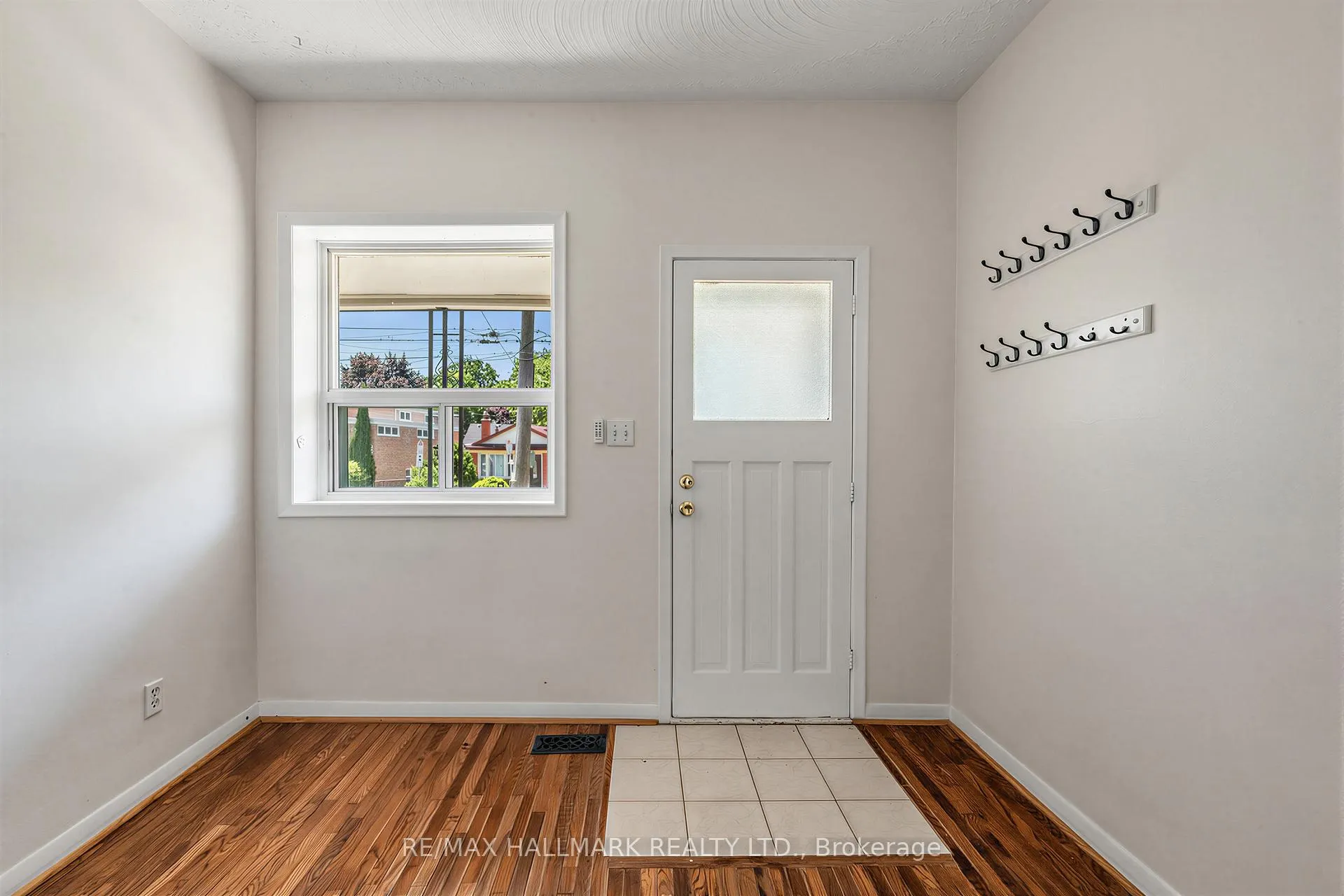 Photo 4 of 970 Cosburn Avenue, Toronto, Woodbine-Lumsden — HOMEH
