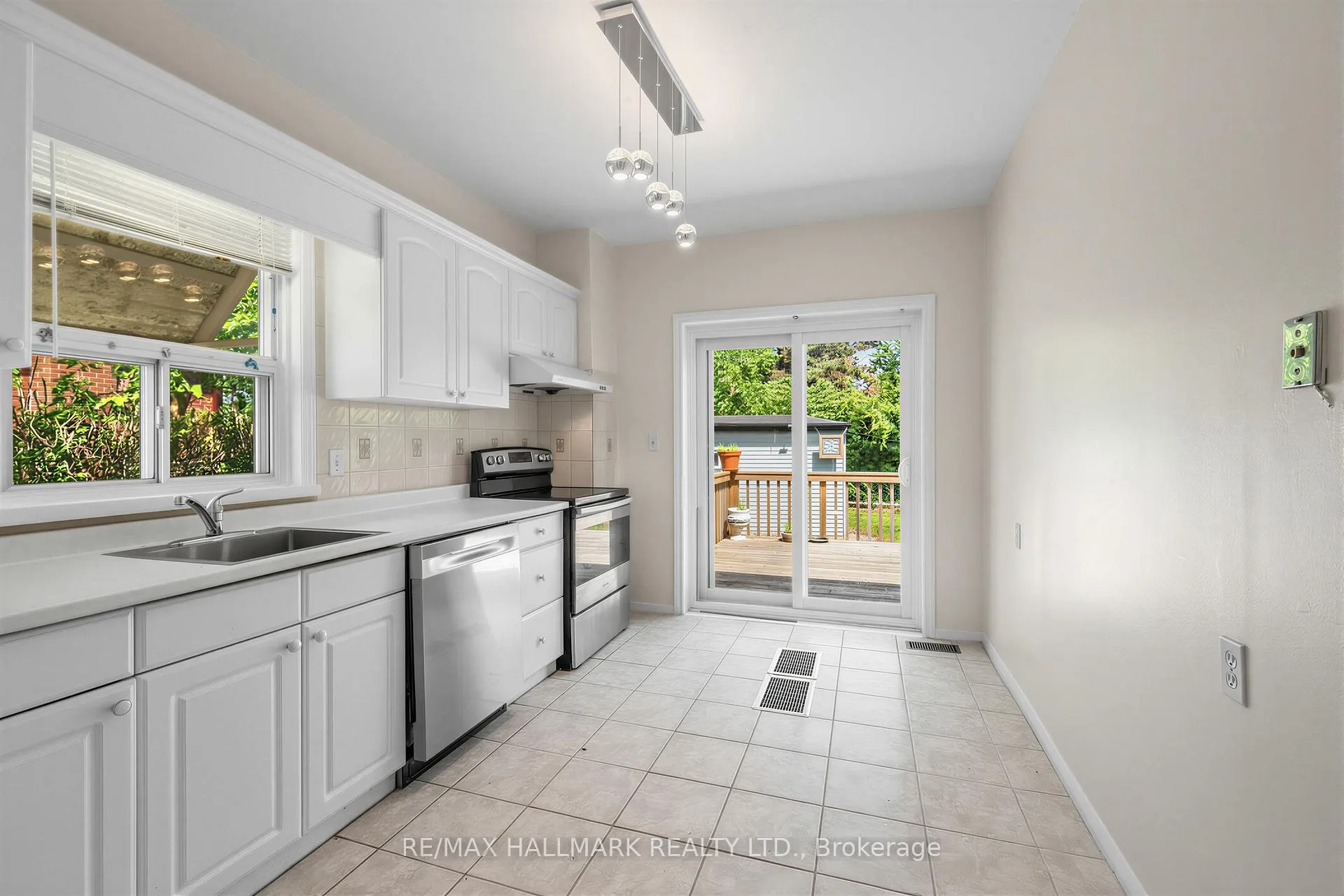 Photo 10 of 970 Cosburn Avenue, Toronto, Woodbine-Lumsden — HOMEH