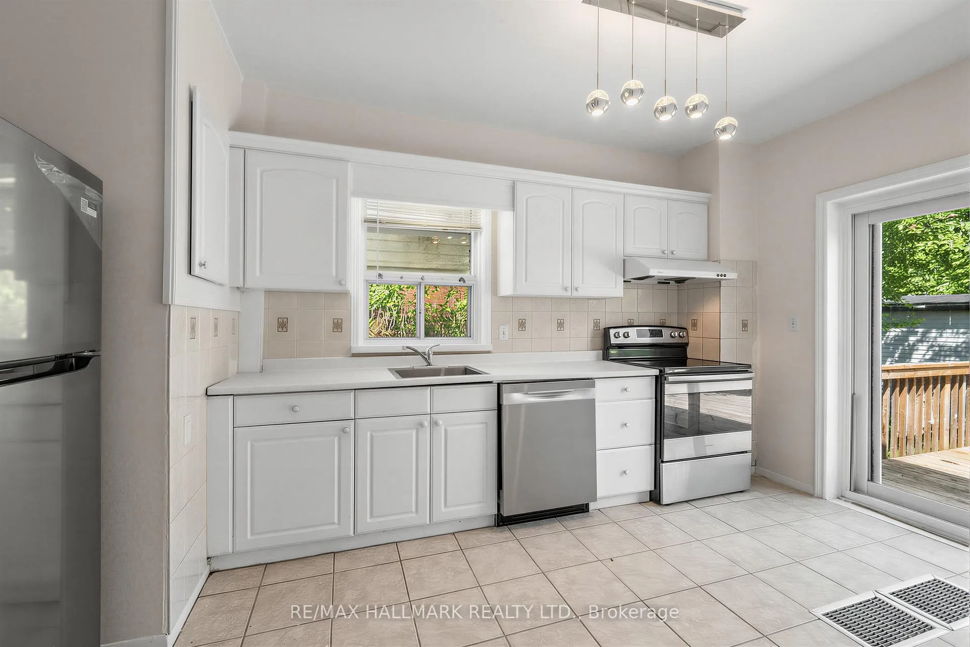 Photo 11 of 970 Cosburn Avenue, Toronto, Woodbine-Lumsden — HOMEH