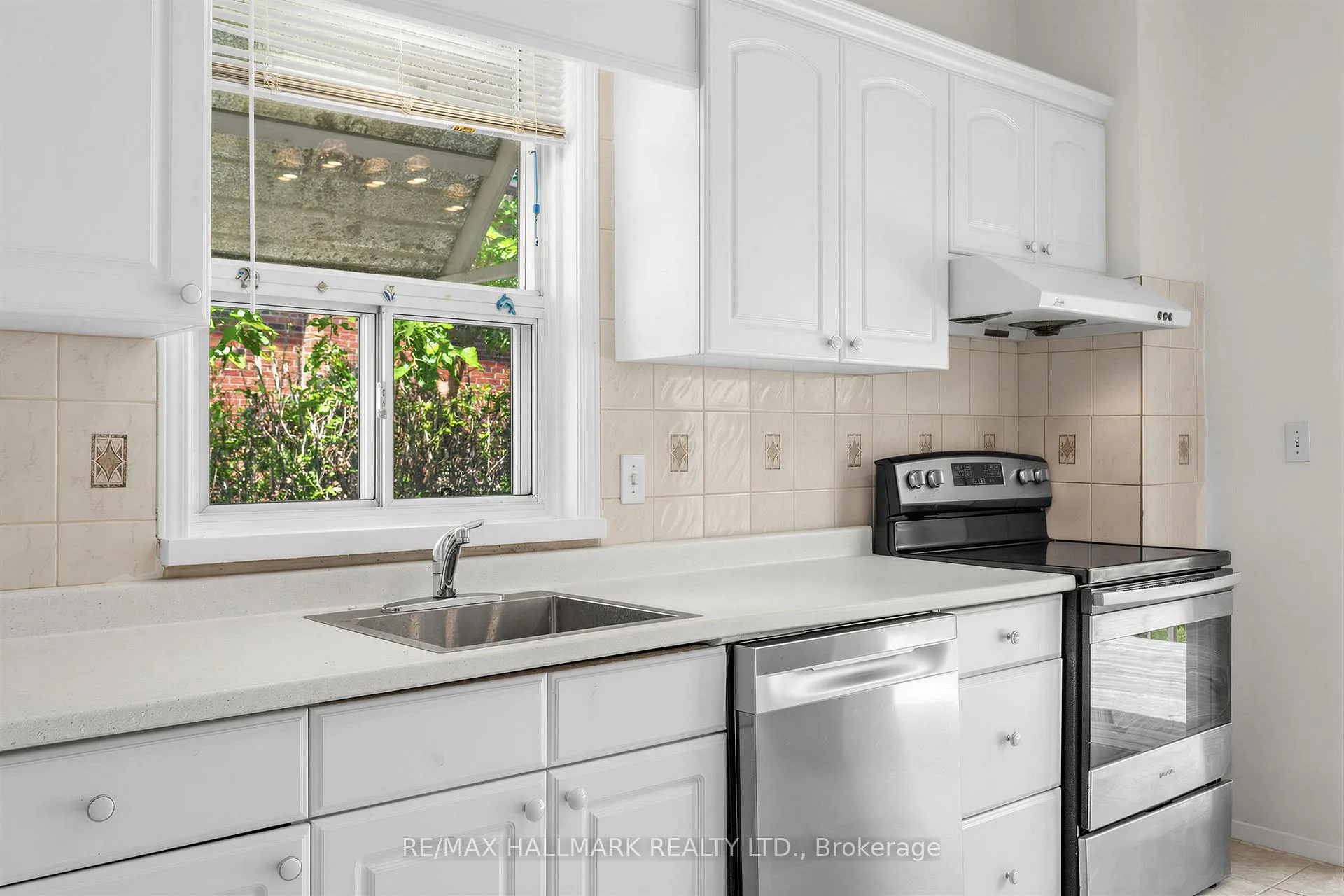 Photo 12 of 970 Cosburn Avenue, Toronto, Woodbine-Lumsden — HOMEH