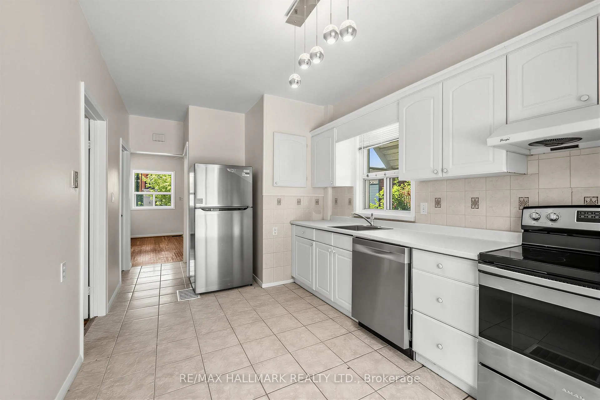 Photo 13 of 970 Cosburn Avenue, Toronto, Woodbine-Lumsden — HOMEH