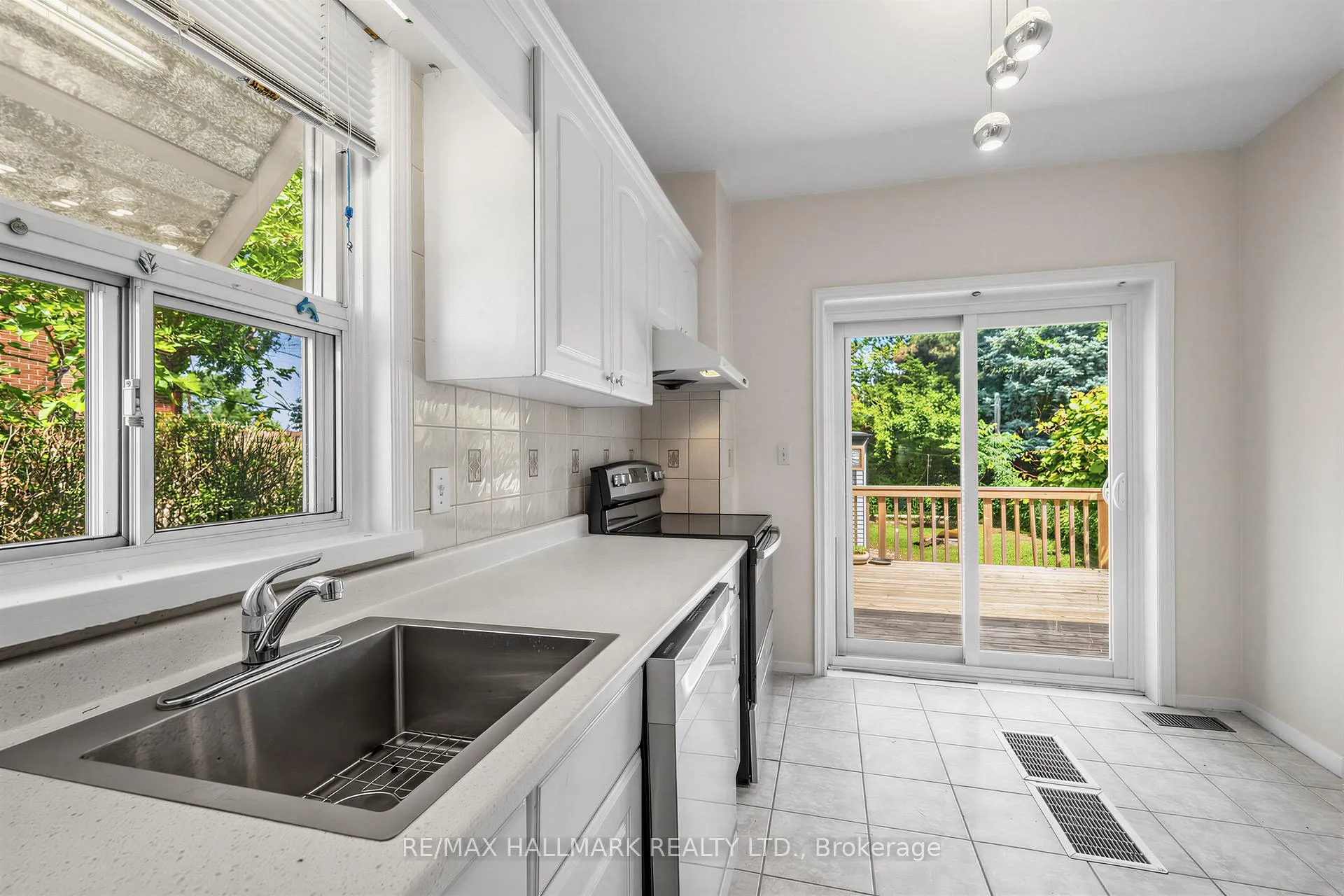 Photo 14 of 970 Cosburn Avenue, Toronto, Woodbine-Lumsden — HOMEH