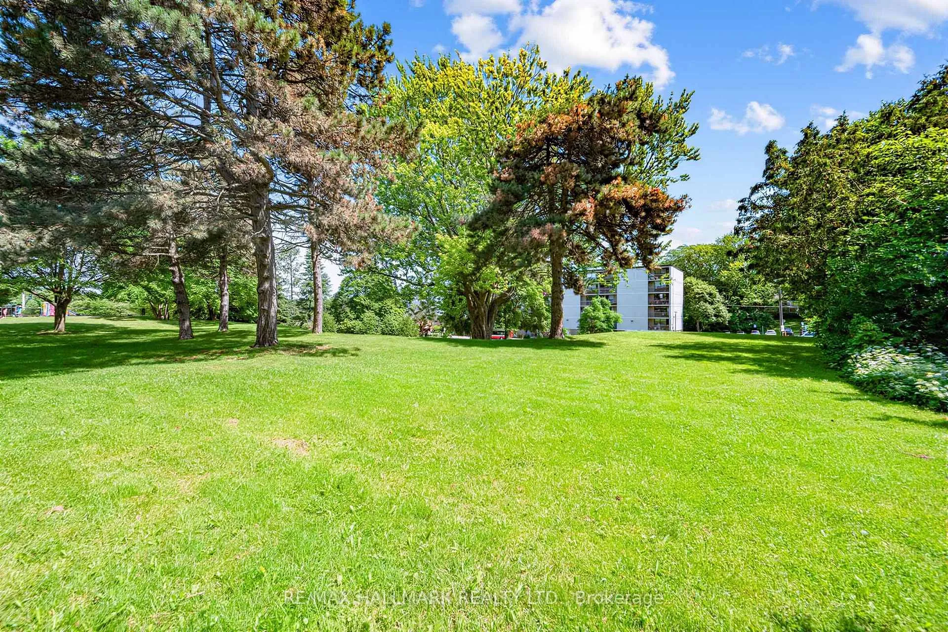 Photo 34 of 970 Cosburn Avenue, Toronto, Woodbine-Lumsden — HOMEH