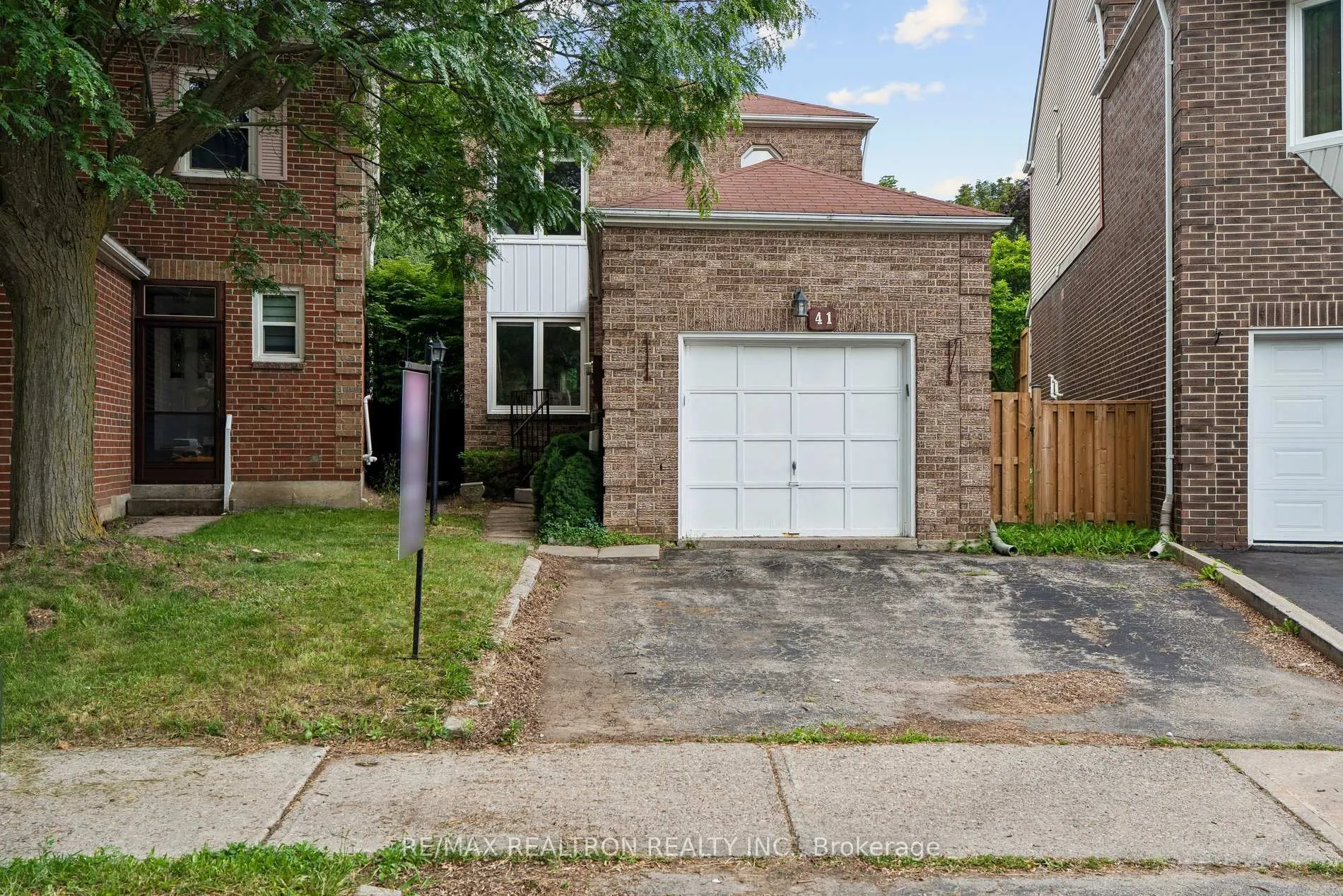 Photo 3 of 41 Thornbury Circle, Vaughan, Crestwood-Springfarm-Yorkhill — HOMEH