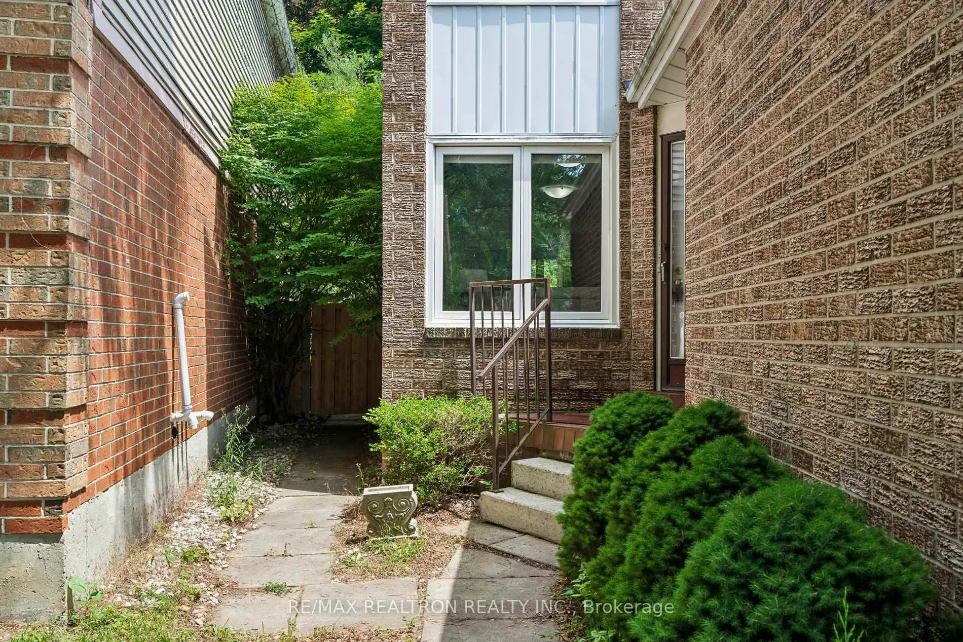 Photo 4 of 41 Thornbury Circle, Vaughan, Crestwood-Springfarm-Yorkhill — HOMEH