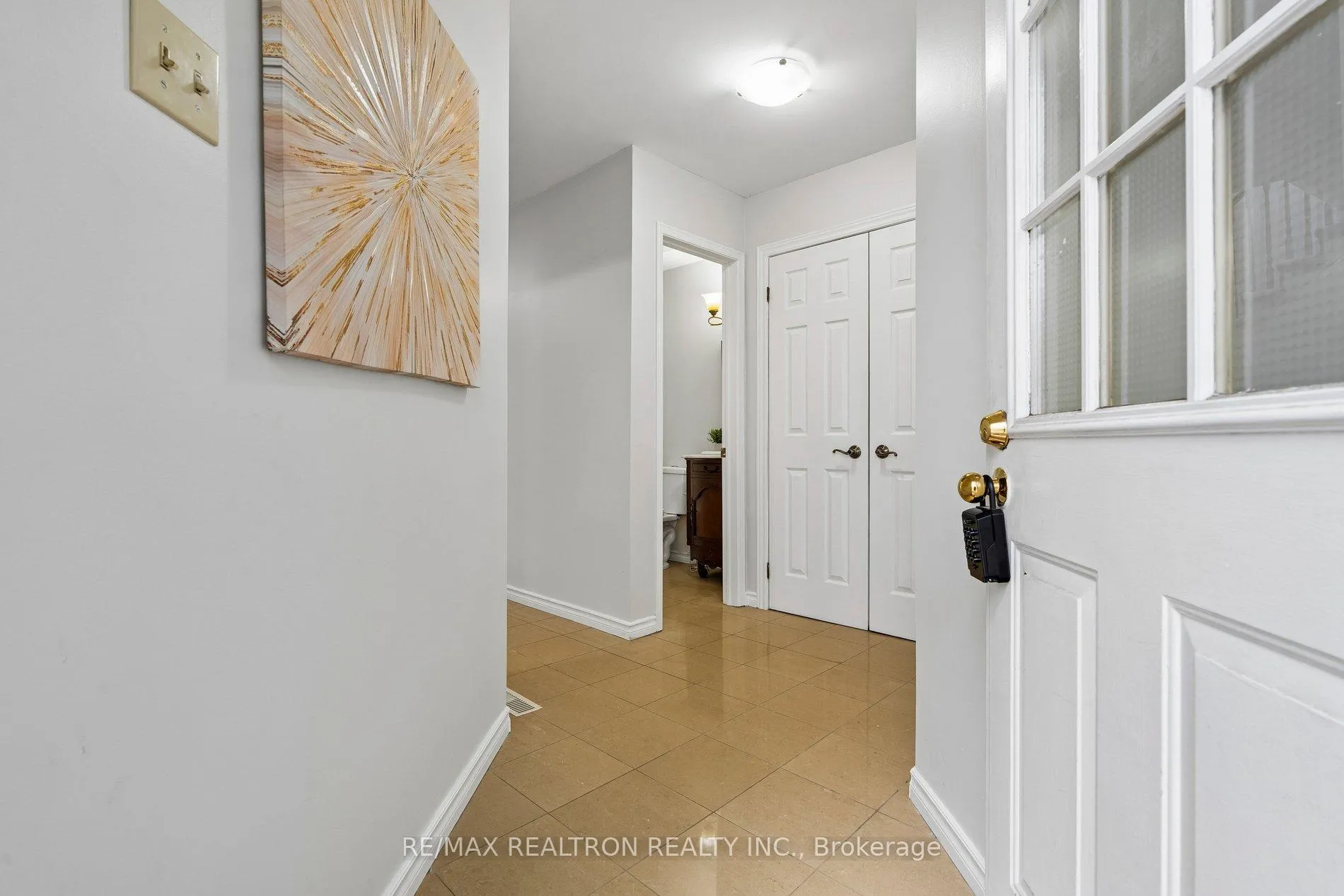 Photo 5 of 41 Thornbury Circle, Vaughan, Crestwood-Springfarm-Yorkhill — HOMEH