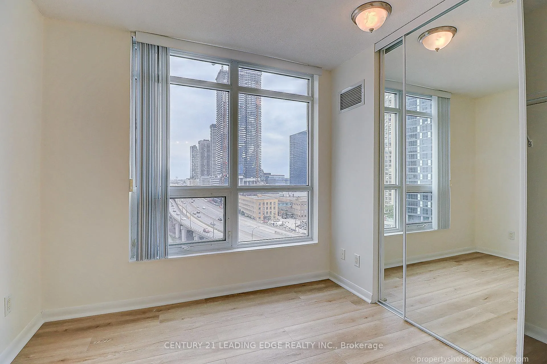 Photo 14 of Unit 1305, 18 Yonge Street, Toronto, Waterfront Communities — HOMEH