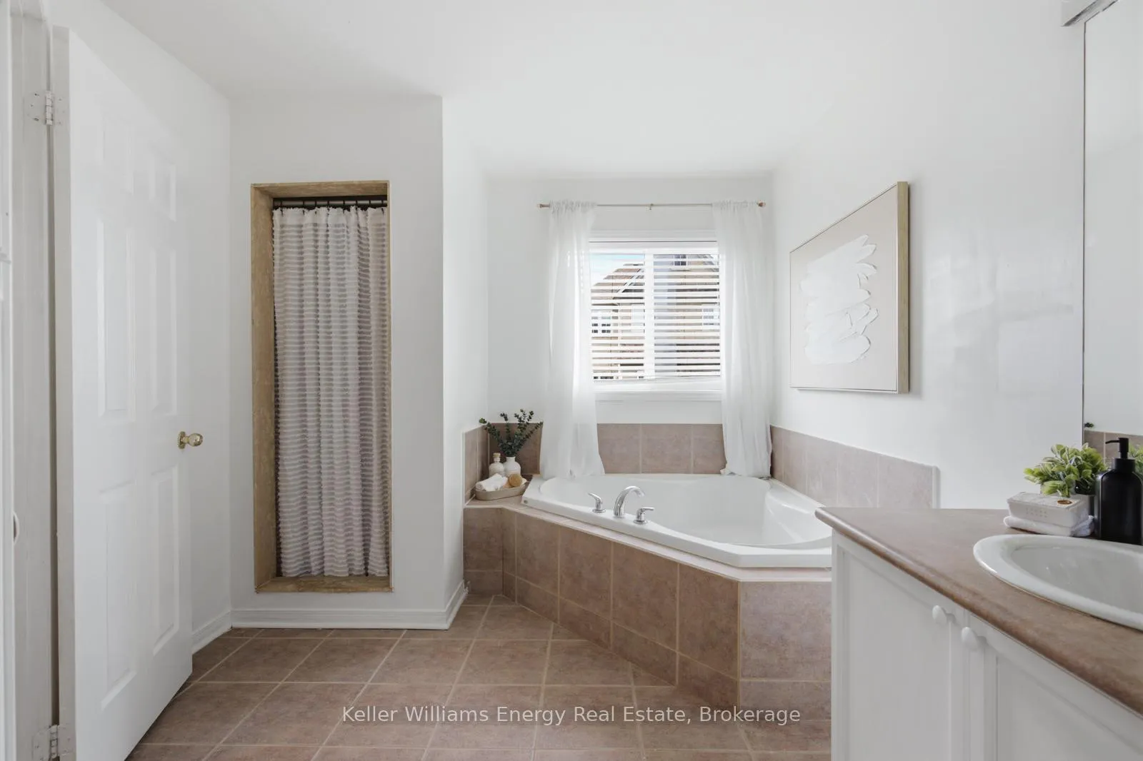 Photo 18 of 48 Atlantis Drive, Whitby, Blue Grass Meadows — HOMEH