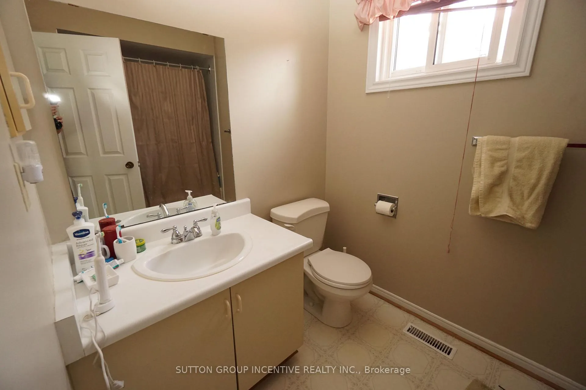 Photo 26 of 243 Hickling Trail, Barrie, Grove East — HOMEH