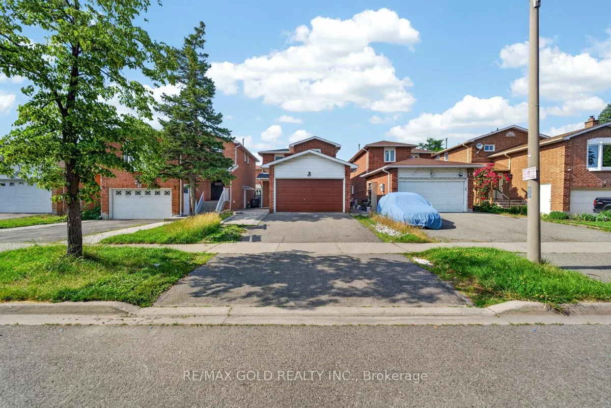 Photo 2 of 43 Alabaster Drive, Brampton, Brampton North — HOMEH