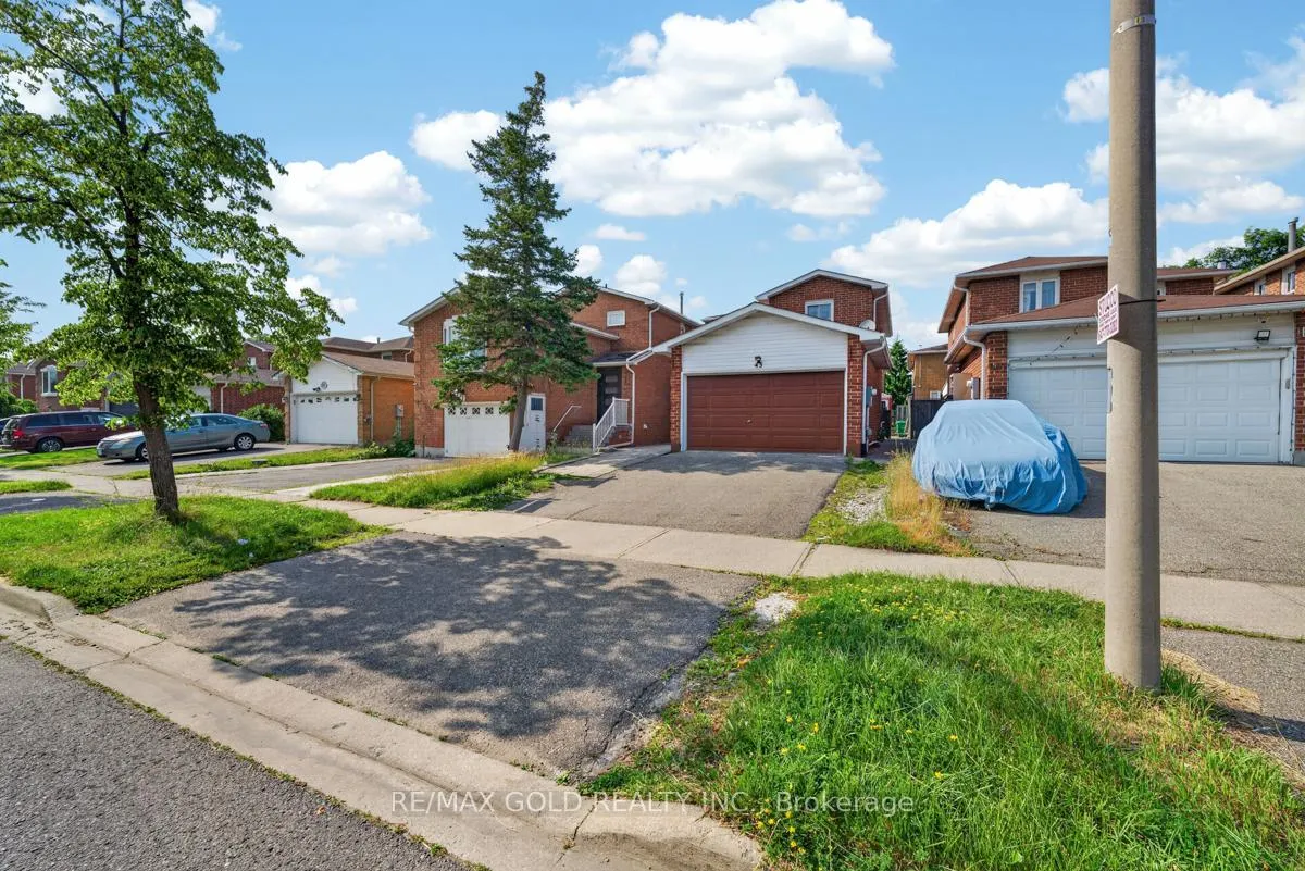 Photo 4 of 43 Alabaster Drive, Brampton, Brampton North — HOMEH