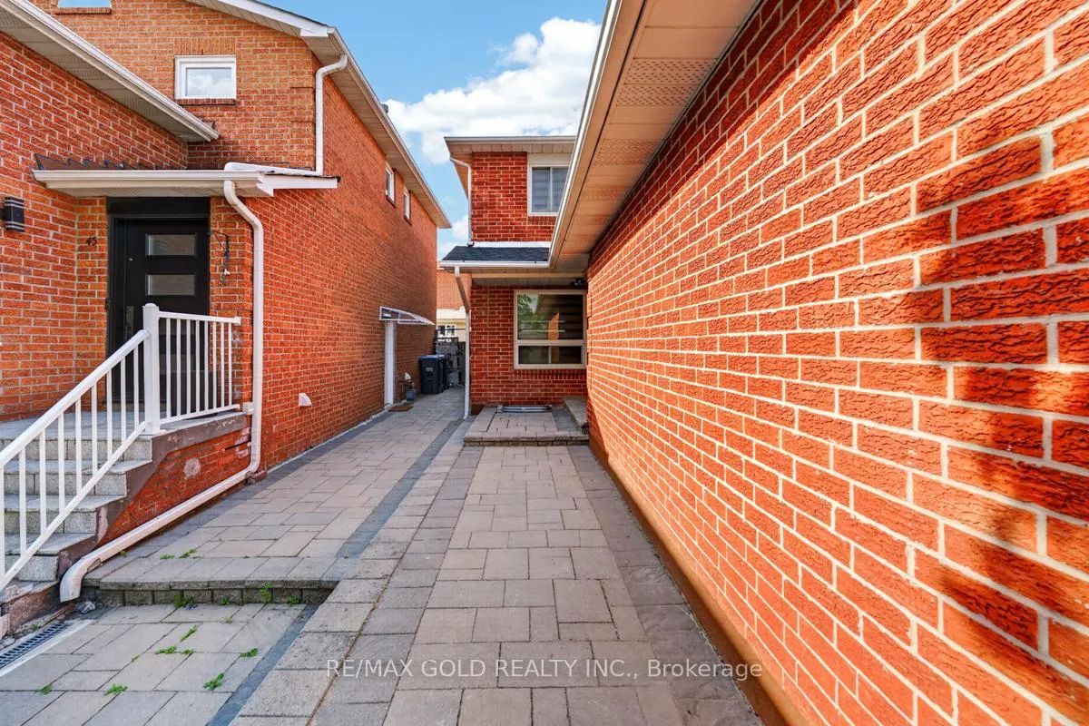 Photo 8 of 43 Alabaster Drive, Brampton, Brampton North — HOMEH