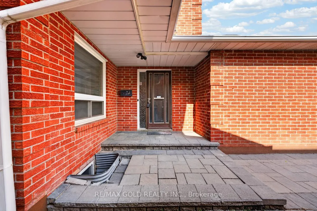 Photo 9 of 43 Alabaster Drive, Brampton, Brampton North — HOMEH