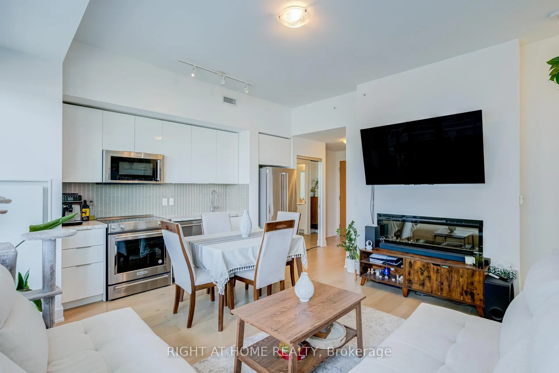 Photo 10 of Unit 1413, 30 Shore Breeze Drive, Etobicoke, Mimico — HOMEH