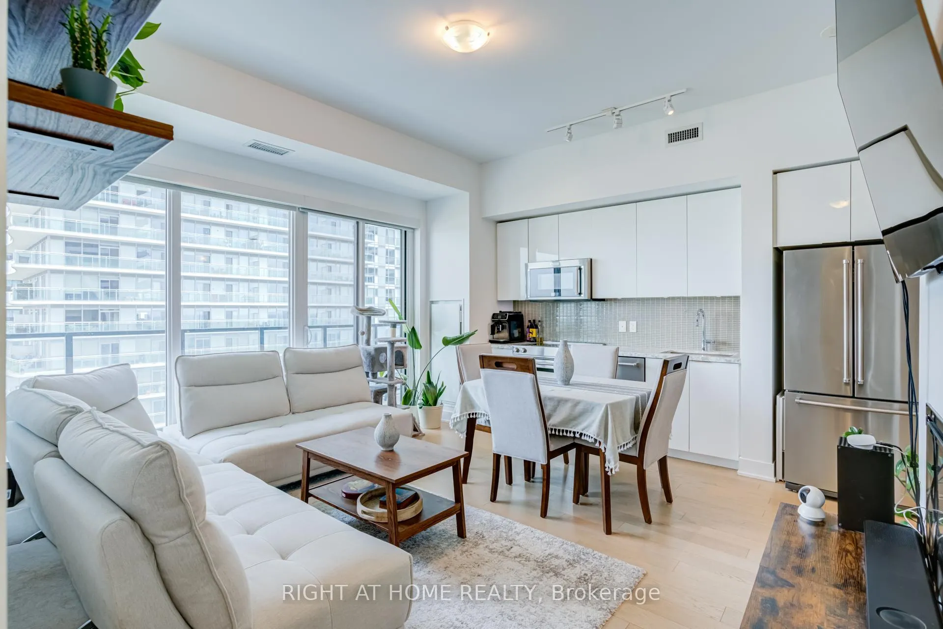 Photo 11 of Unit 1413, 30 Shore Breeze Drive, Etobicoke, Mimico — HOMEH