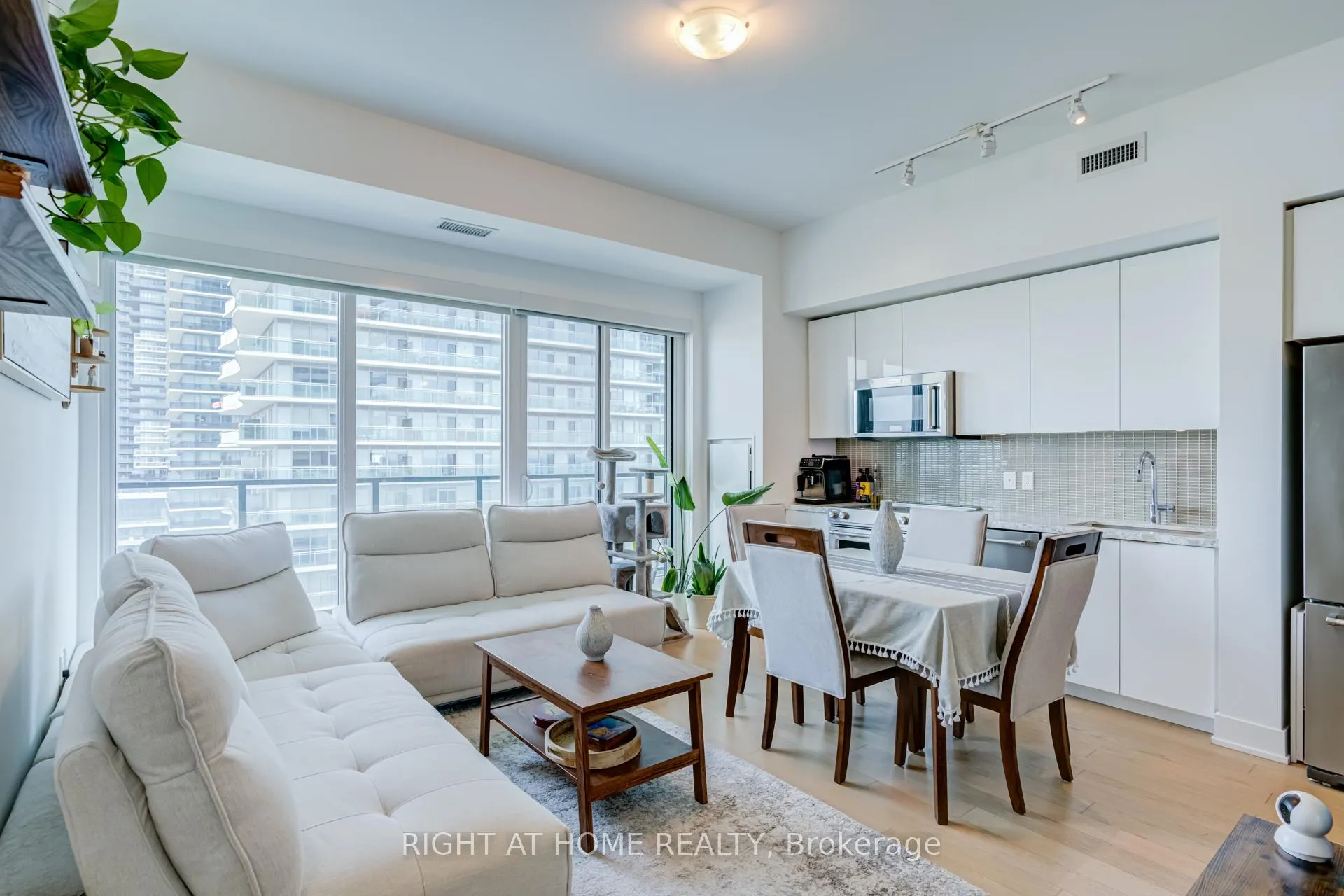 Photo 13 of Unit 1413, 30 Shore Breeze Drive, Etobicoke, Mimico — HOMEH