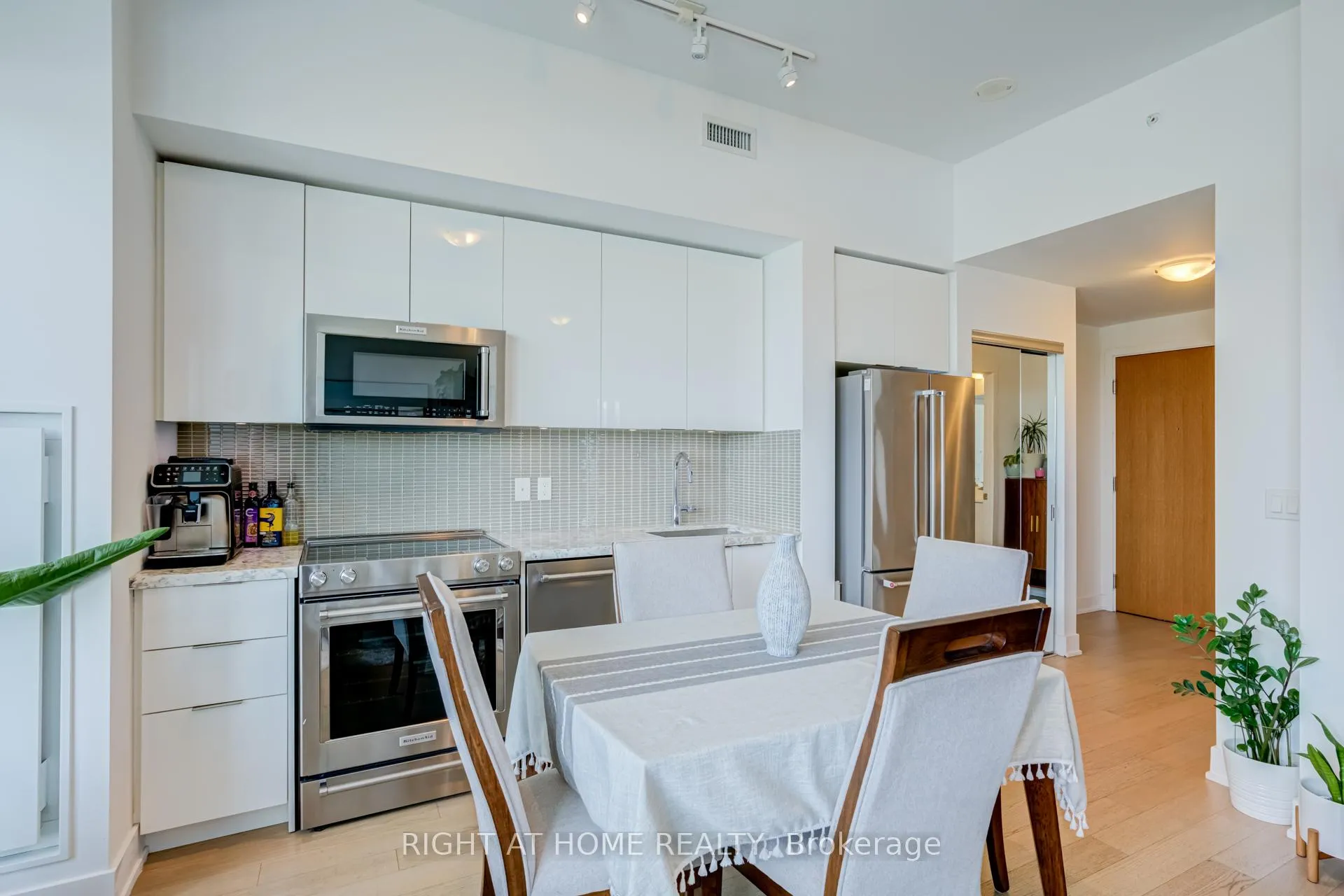 Photo 18 of Unit 1413, 30 Shore Breeze Drive, Etobicoke, Mimico — HOMEH