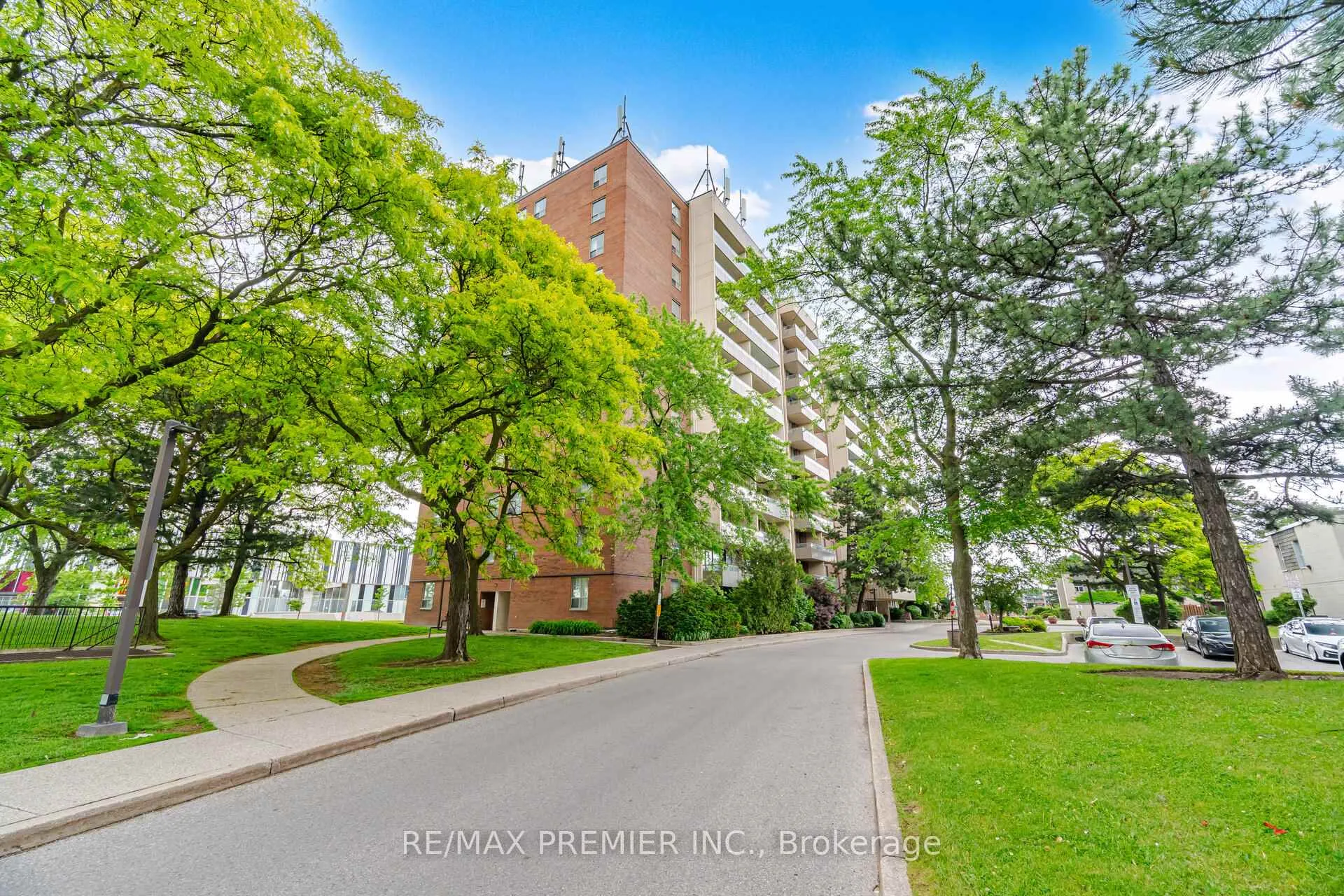 Photo 3 of Unit 701, 1 Four Winds Drive, North York, York University Heights — HOMEH