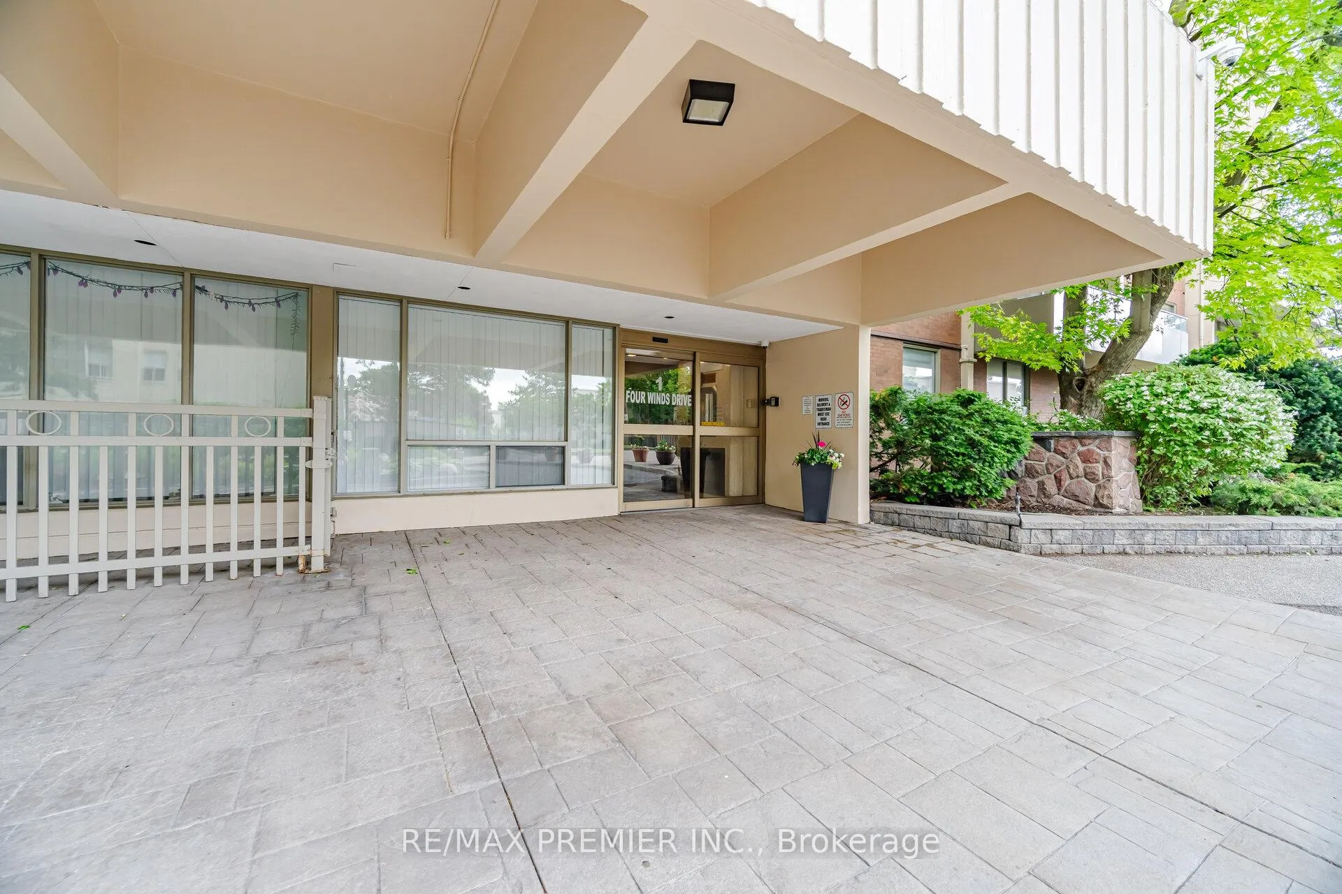 Photo 4 of Unit 701, 1 Four Winds Drive, North York, York University Heights — HOMEH