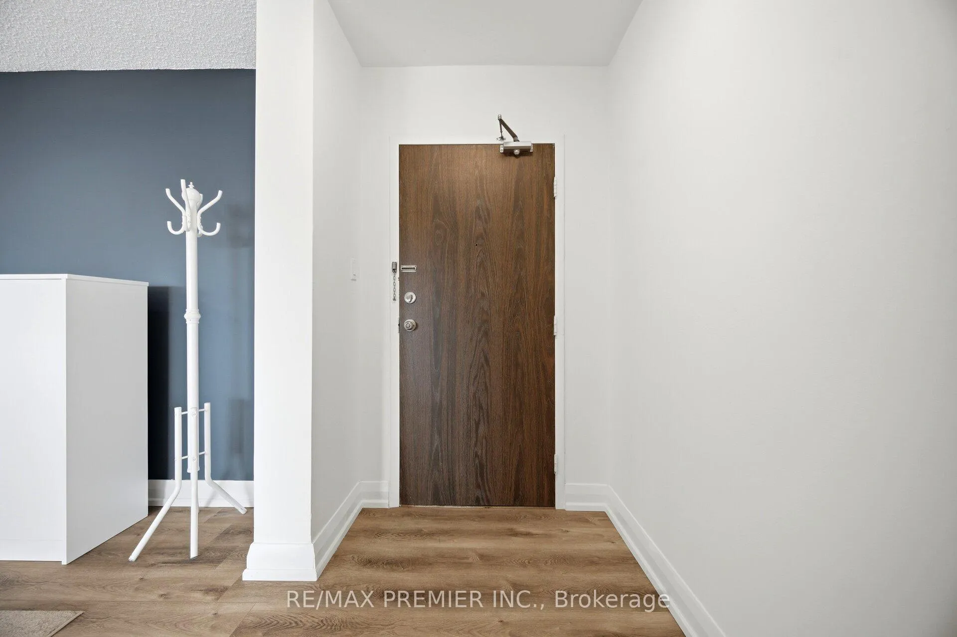 Photo 8 of Unit 701, 1 Four Winds Drive, North York, York University Heights — HOMEH