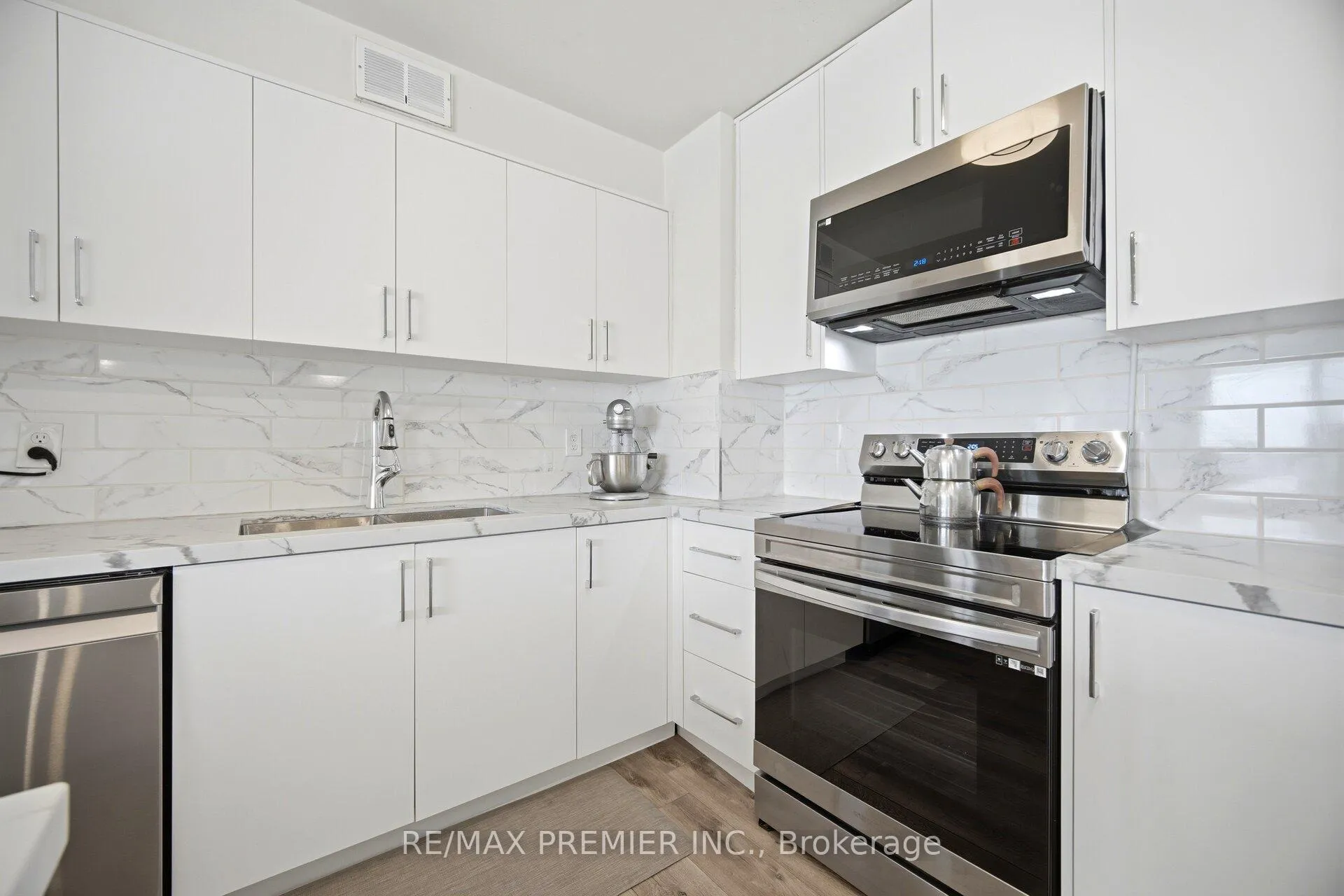 Photo 16 of Unit 701, 1 Four Winds Drive, North York, York University Heights — HOMEH