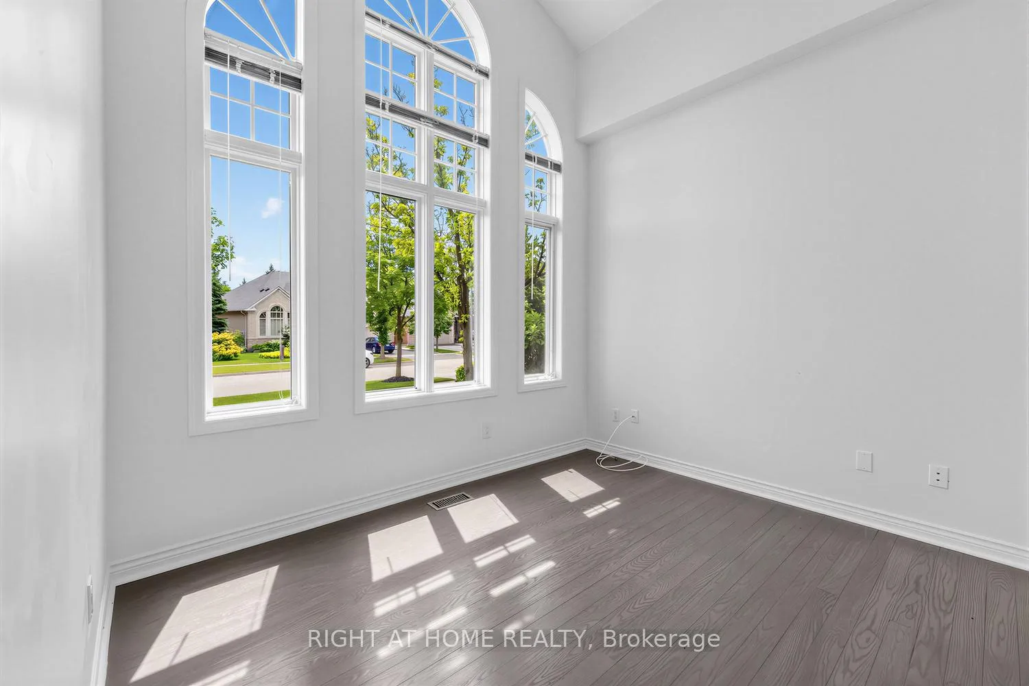 Photo 4 of 4145 Bonavista Crescent, Burlington, Rose — HOMEH