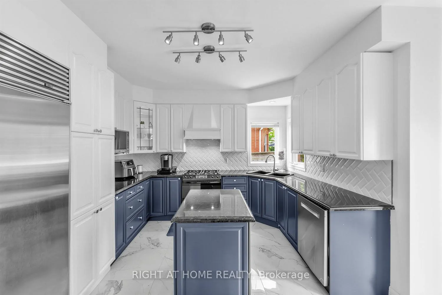 Photo 10 of 4145 Bonavista Crescent, Burlington, Rose — HOMEH