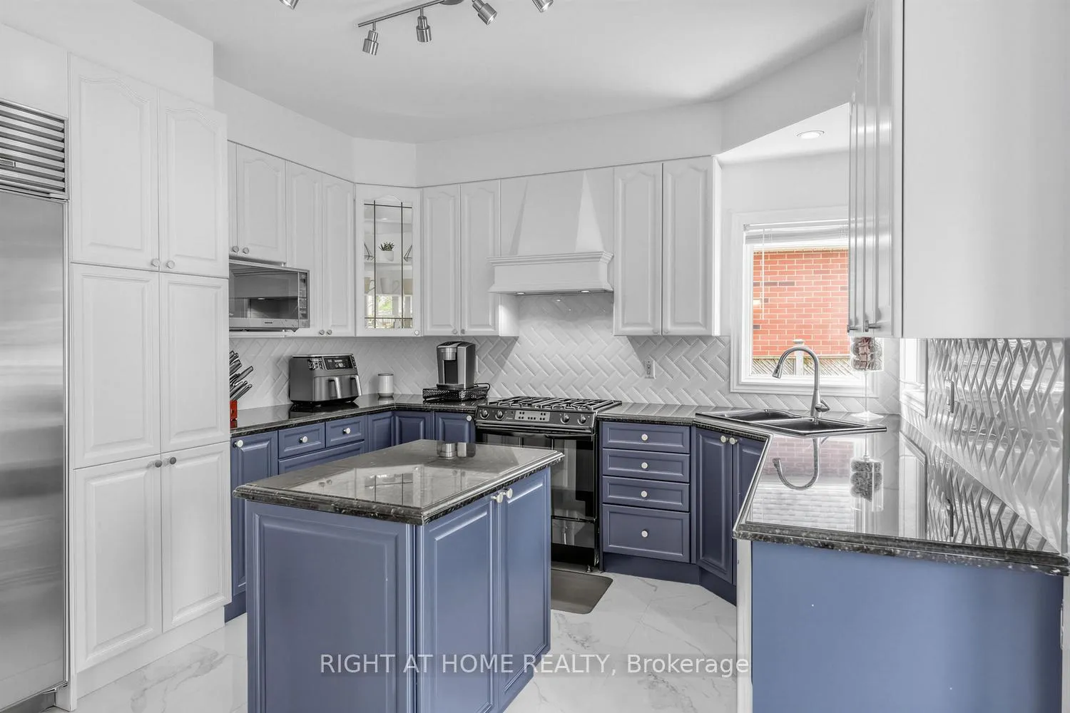 Photo 11 of 4145 Bonavista Crescent, Burlington, Rose — HOMEH