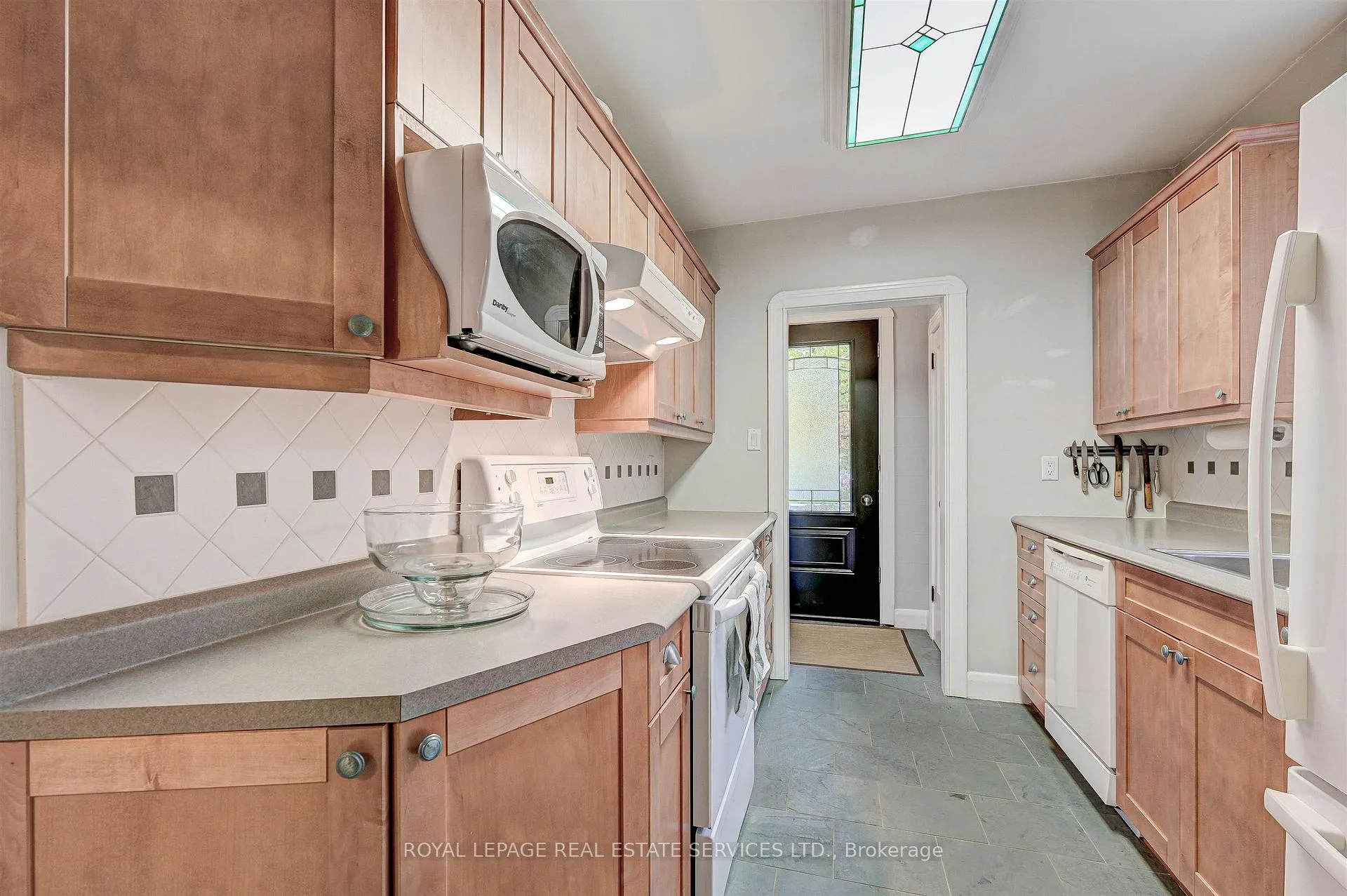 Photo 11 of 884 Royal York Road, Etobicoke, Stonegate-Queensway — HOMEH