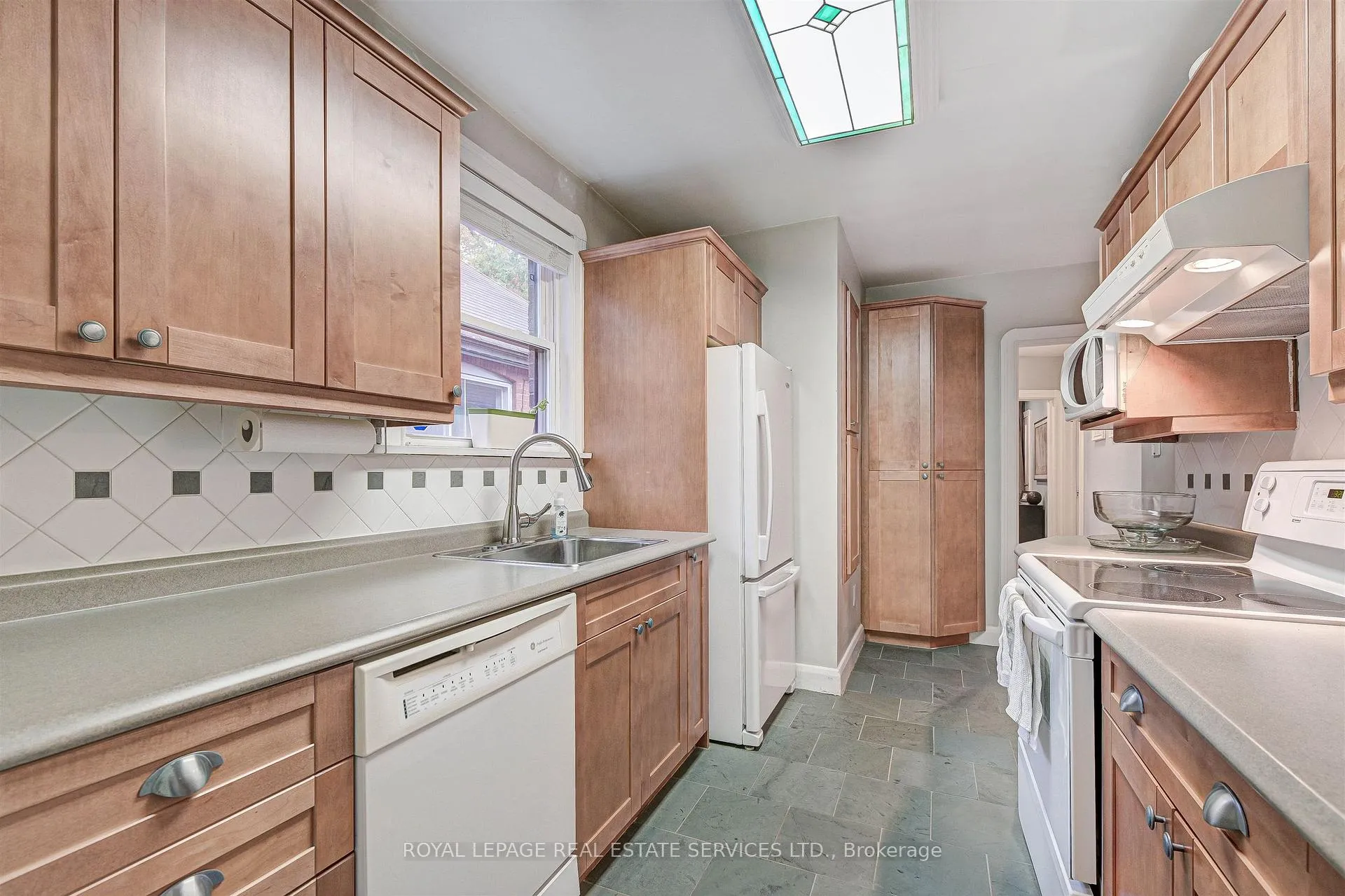 Photo 12 of 884 Royal York Road, Etobicoke, Stonegate-Queensway — HOMEH